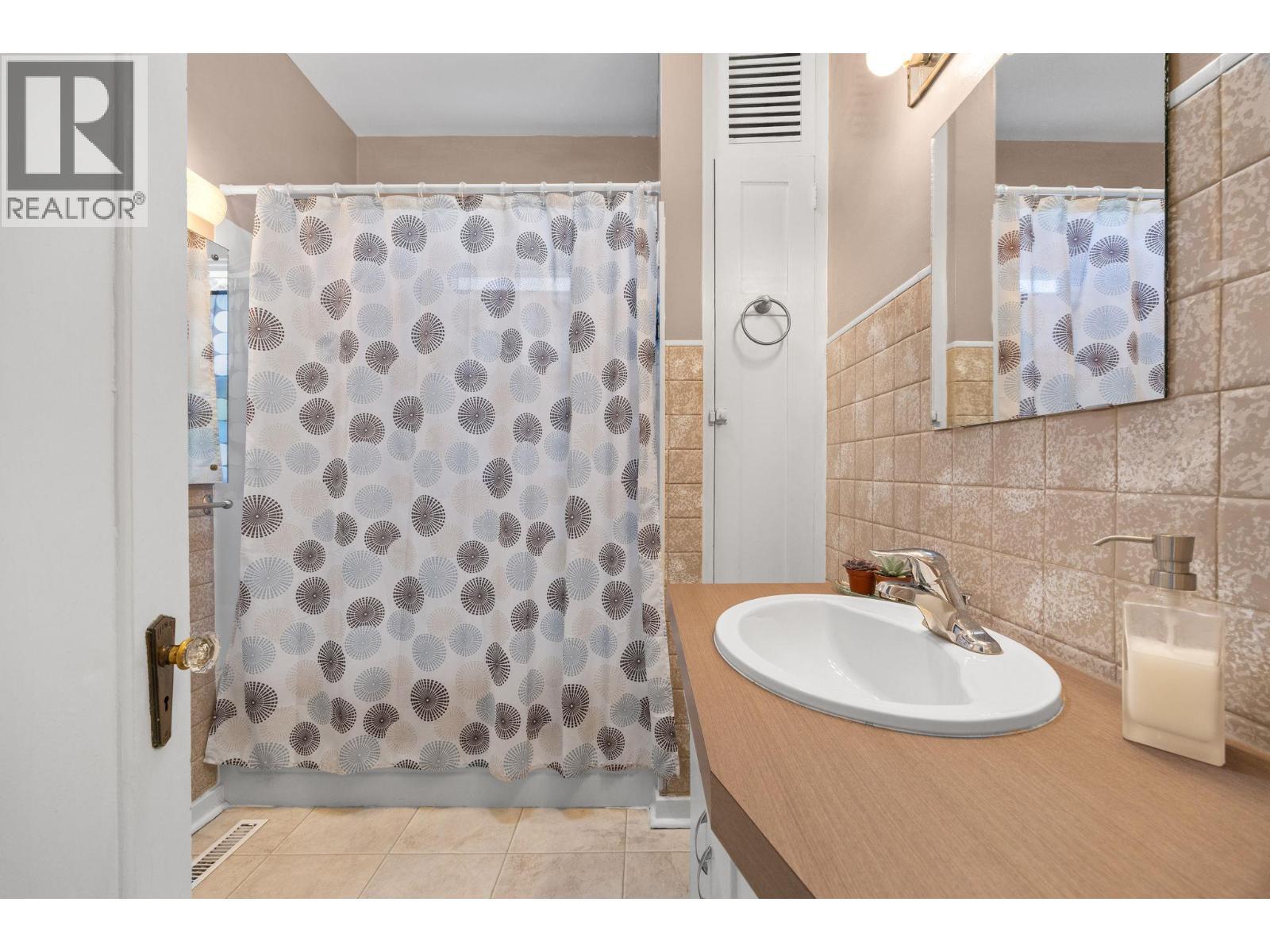 KELOWNA, British Columbia, V1Y 1A7, CA, 2 Bedrooms Bedrooms, ,1 BathroomBathrooms,Residential,For Sale,1949205