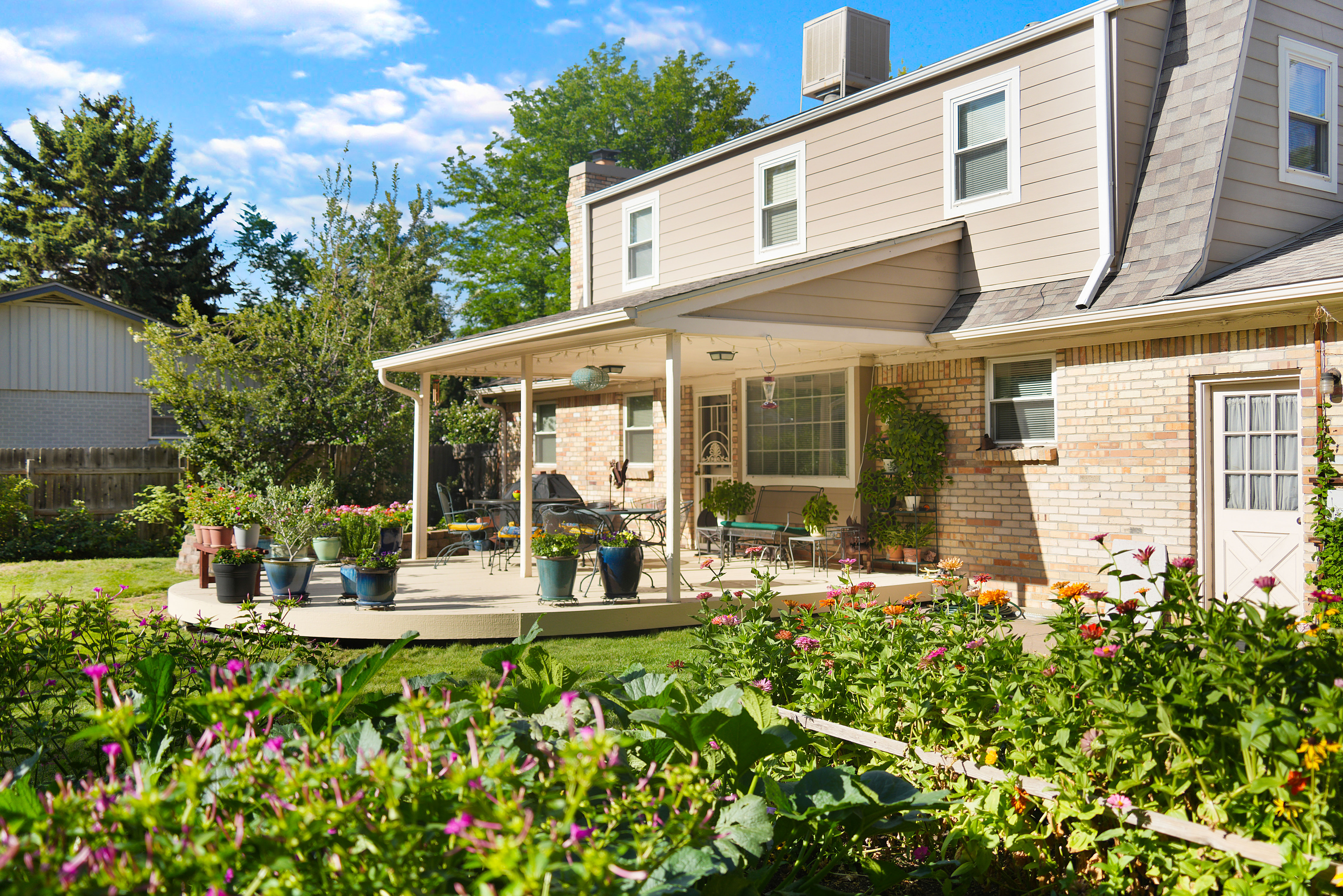  Two-Story Home with Covered Patio and Raised Garden Beds - 物件實景