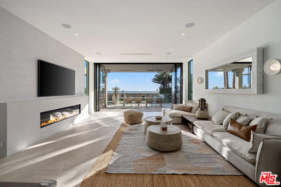 Santa Monica, California, 90403, United States, 7 Bedrooms Bedrooms, ,9 BathroomsBathrooms,Residential,For Sale,1955538