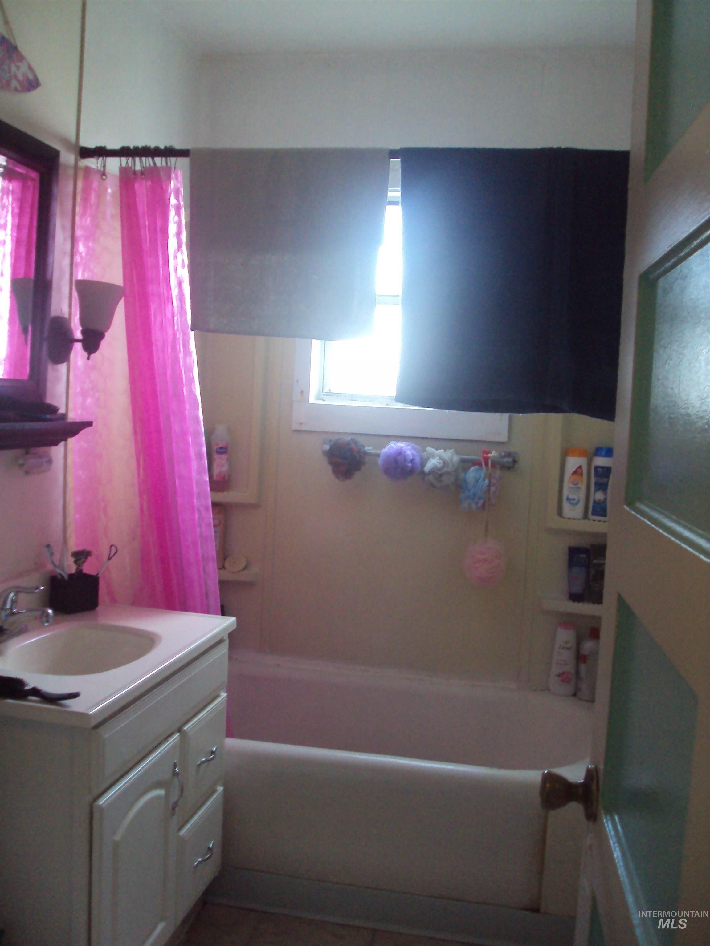 Clarkston, Washington, 99403, United States, 9 Bedrooms Bedrooms, ,5 BathroomsBathrooms,Residential,For Sale,1882105