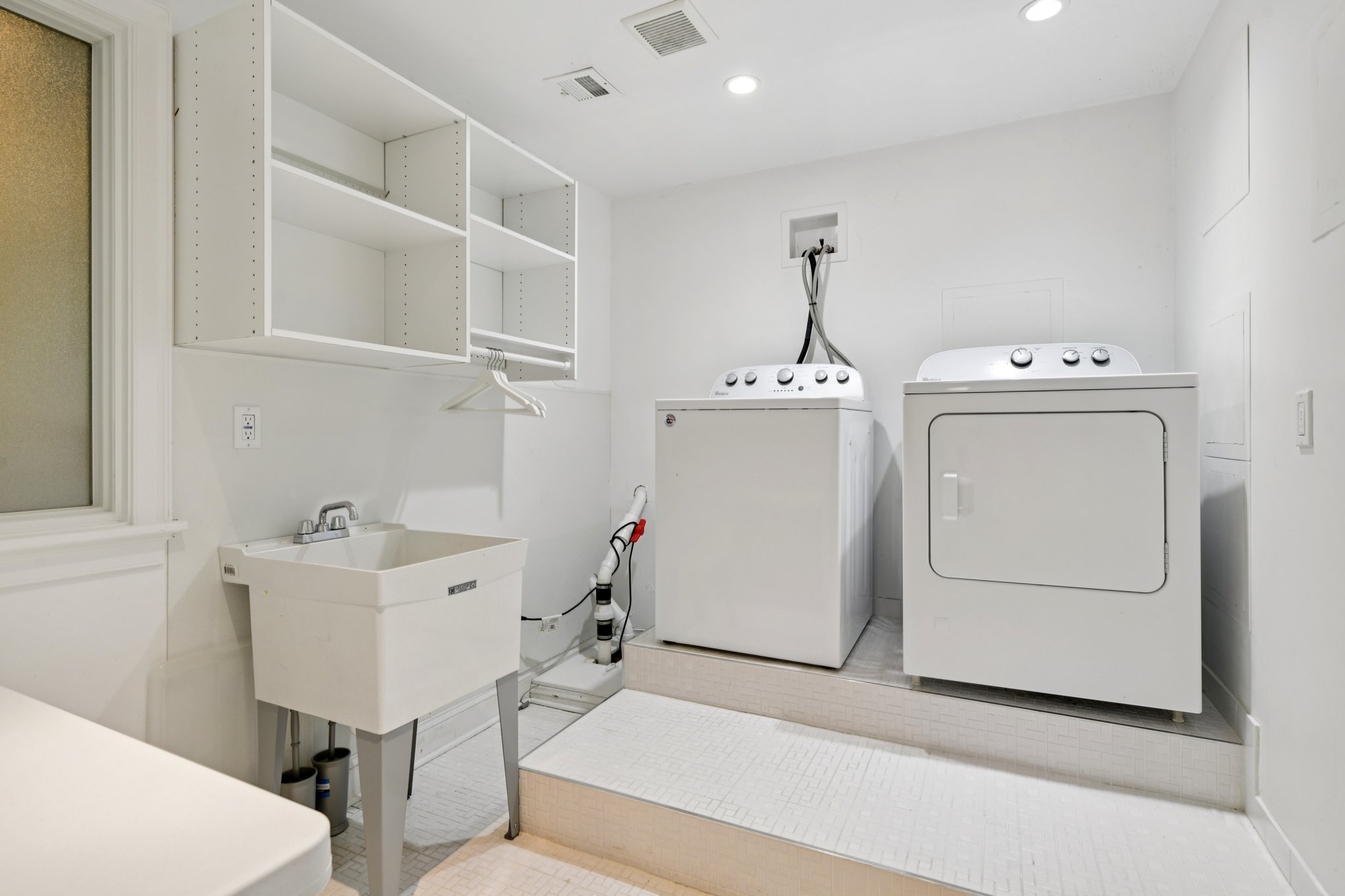 Hampton Bays, New York, 11946, United States, 5 Bedrooms Bedrooms, ,4 BathroomsBathrooms,Residential,For Sale,1870201
