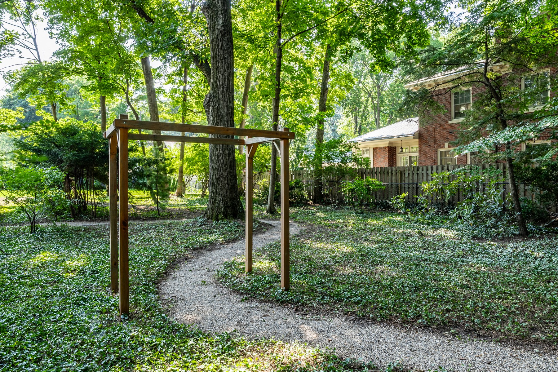  Gated English Tudor Home on One of the Most Desirable Blocks in Meridian Kessler - 物件實景