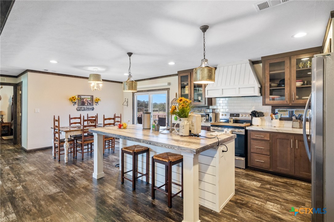 Hallettsville, Texas, 77964, United States, 4 Bedrooms Bedrooms, ,3 BathroomsBathrooms,Residential,For Sale,1988312