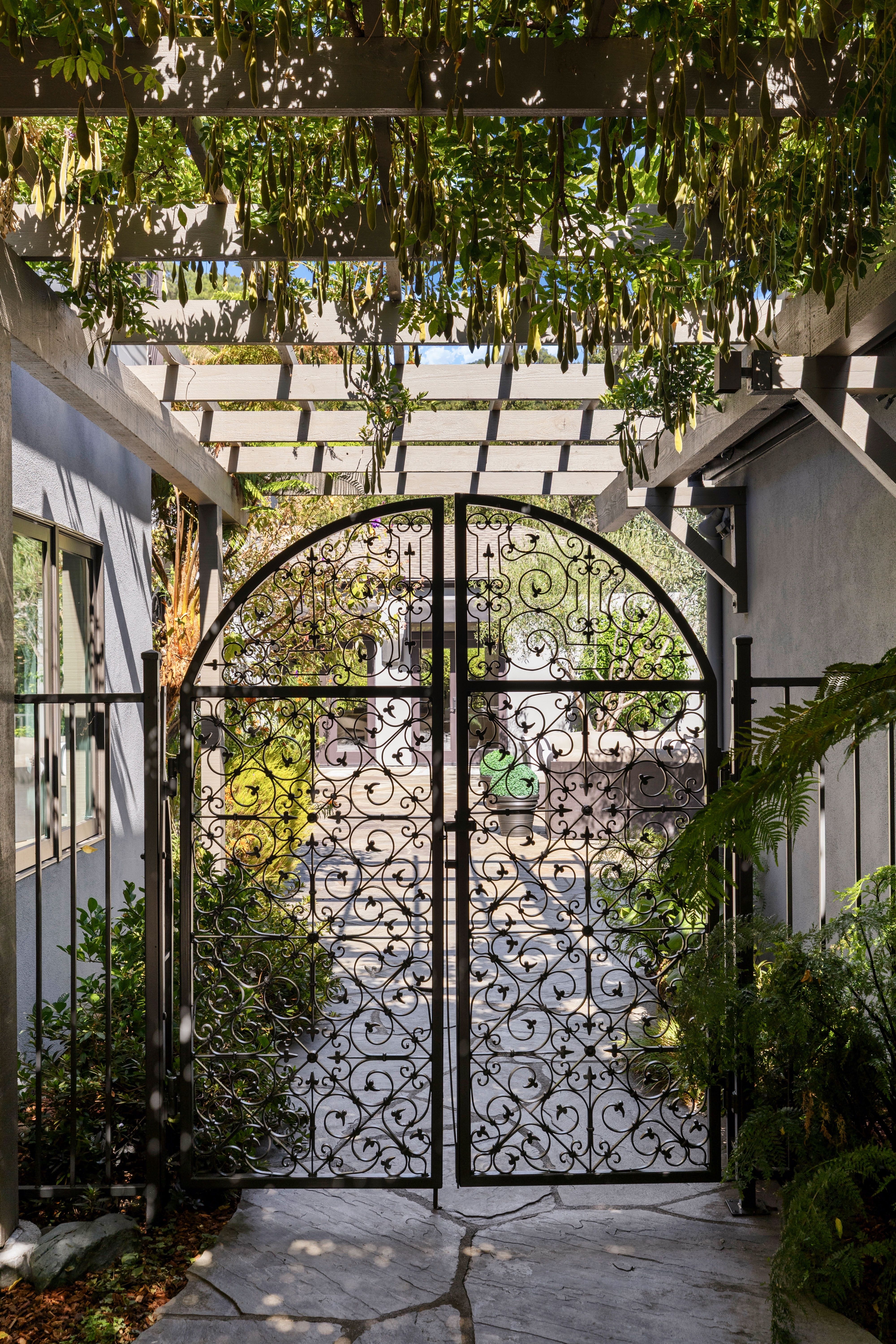  Resort Living in Sorich Park — Gated Mediterranean Estate With Pool and Views - 物件實景