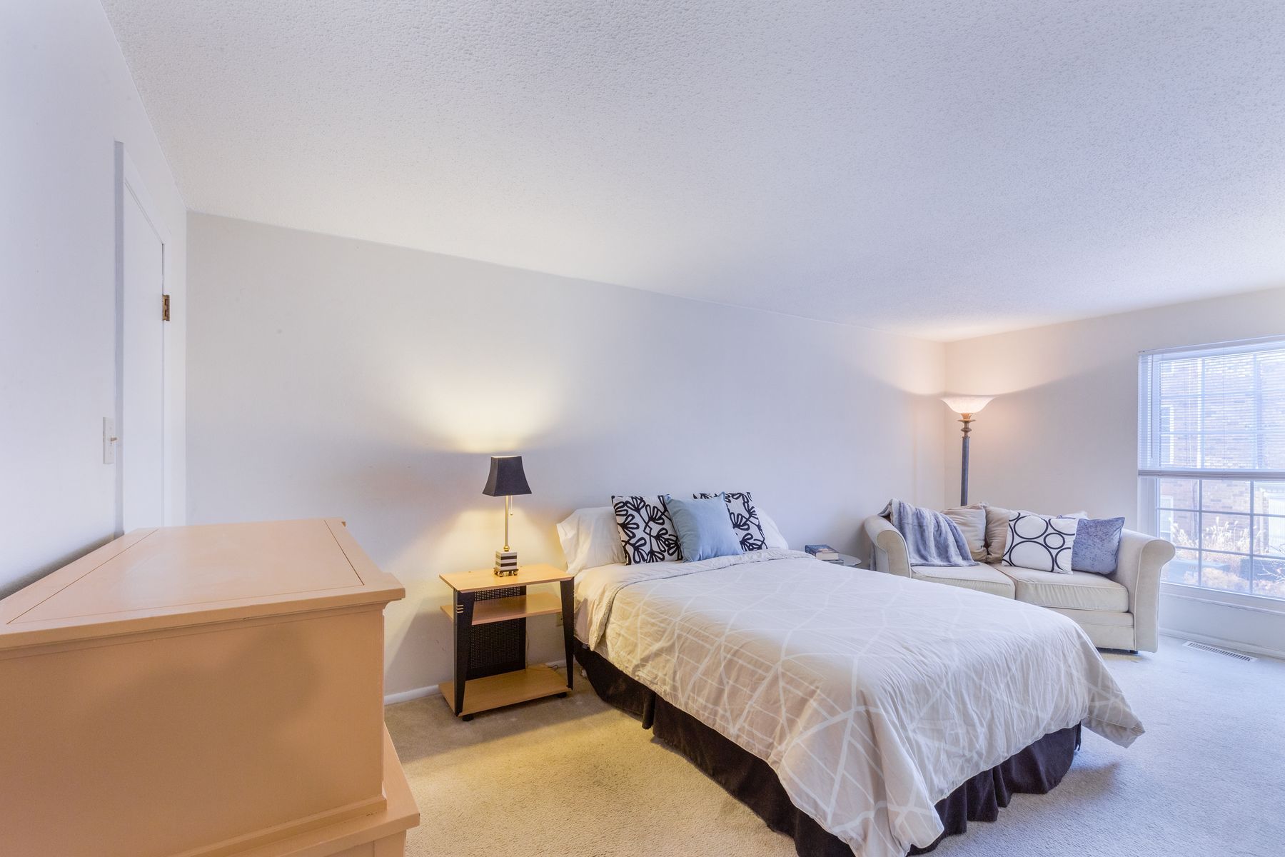  2-bed, 2-full bath condo offers spacious rooms with abundant storage. - 物件實景