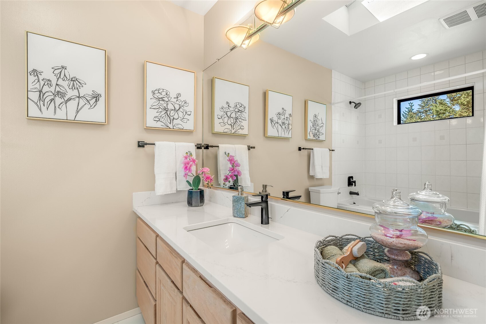 Kirkland, Washington, 98033, United States, 3 Bedrooms Bedrooms, ,2 BathroomsBathrooms,Residential,For Sale,1988237