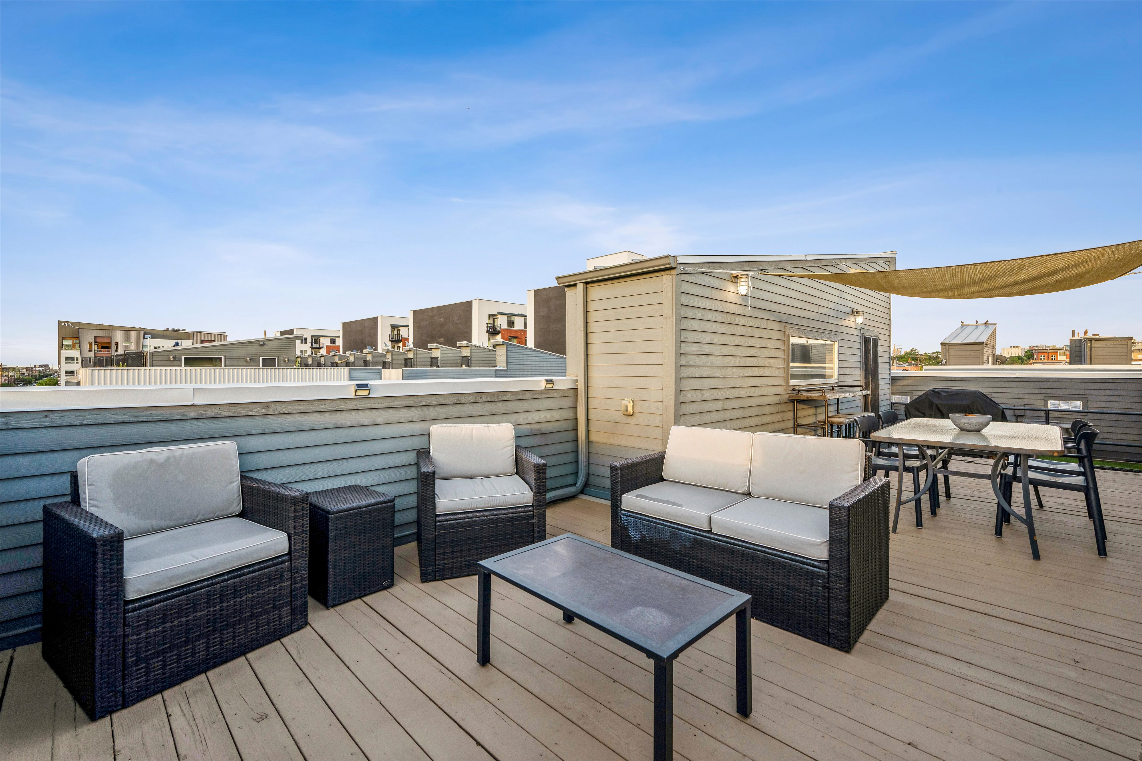  Beautifully updated end-unit offers exceptional natural light & abundant windows - 物件實景