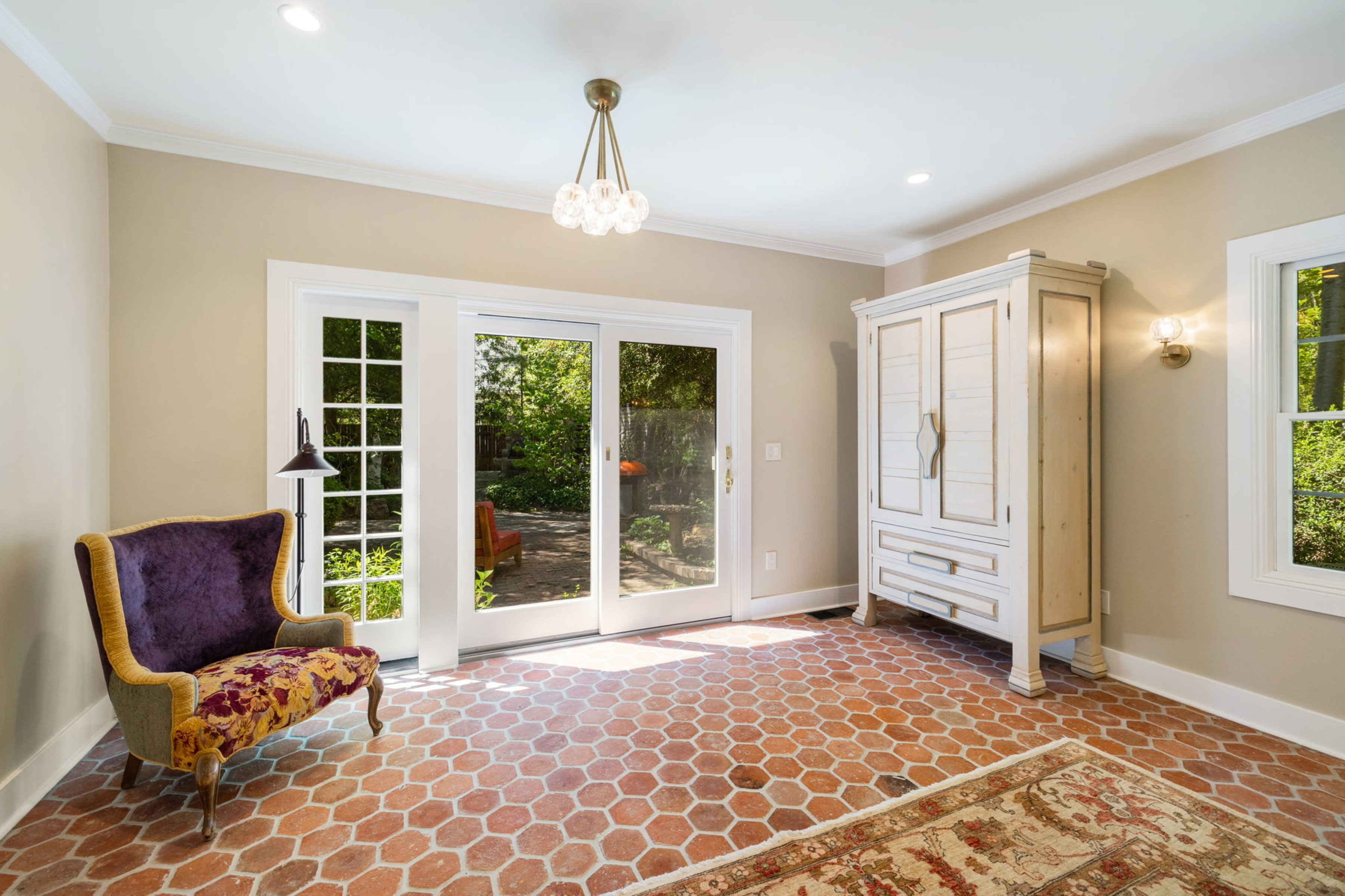  Historic home with 2 guest homes on 1.24 acres with a pool - 物件實景