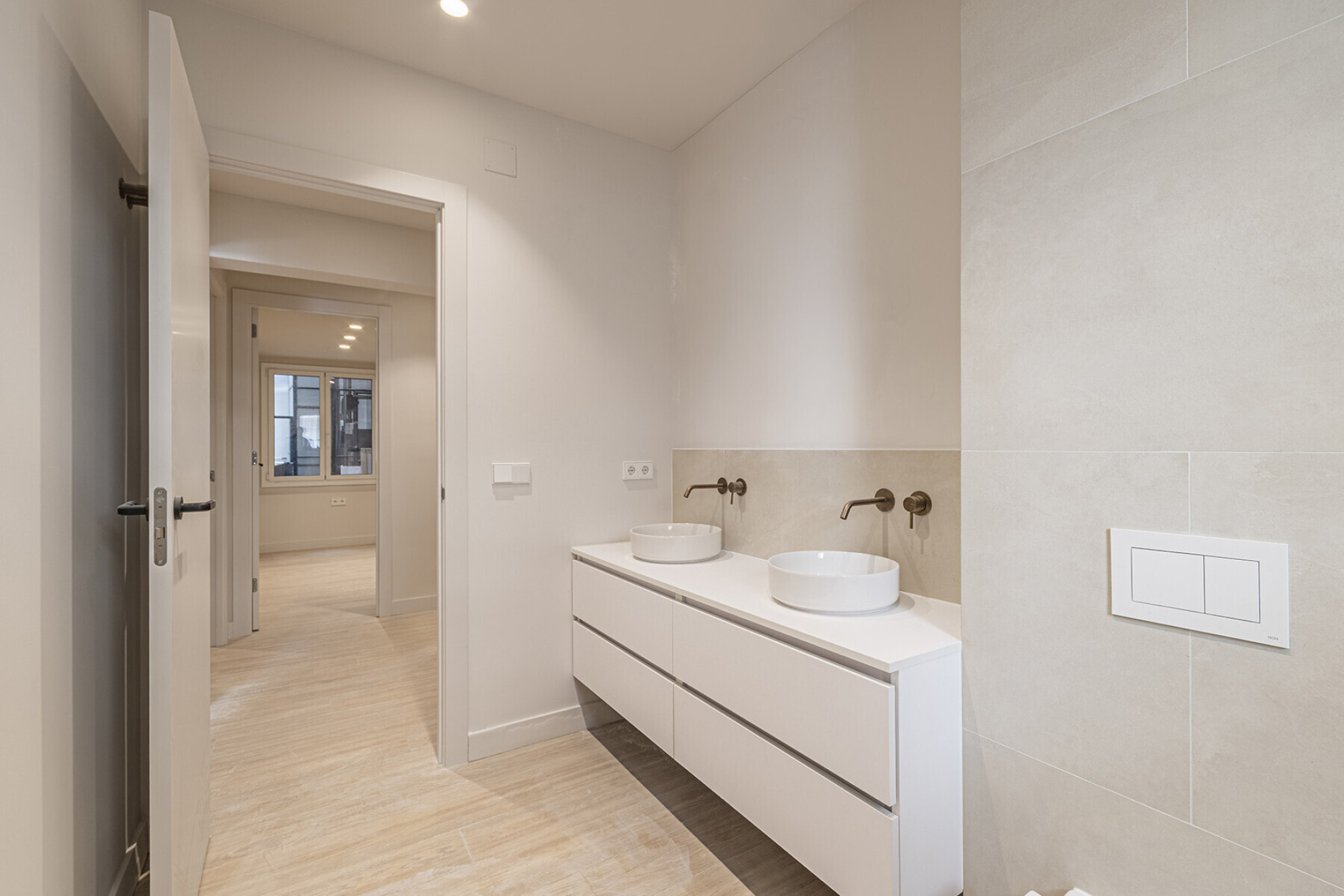  Fantastic renovated apartment with large garden at the living room level - 物件實景