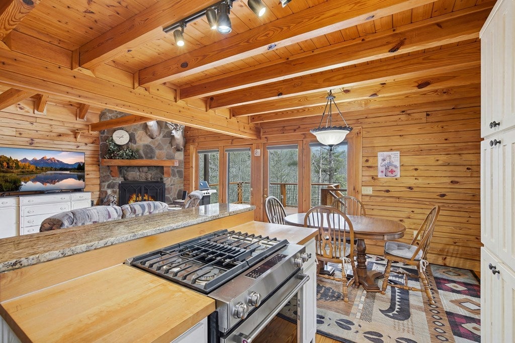 Ellijay, Georgia, 30536, United States, 2 Bedrooms Bedrooms, ,3 BathroomsBathrooms,Residential,For Sale,2034999