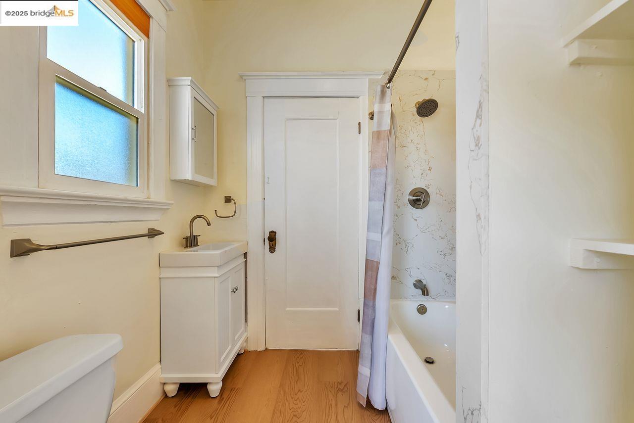 Oakland, California, 94608, United States, 6 Bedrooms Bedrooms, ,3 BathroomsBathrooms,Residential,For Sale,1939780
