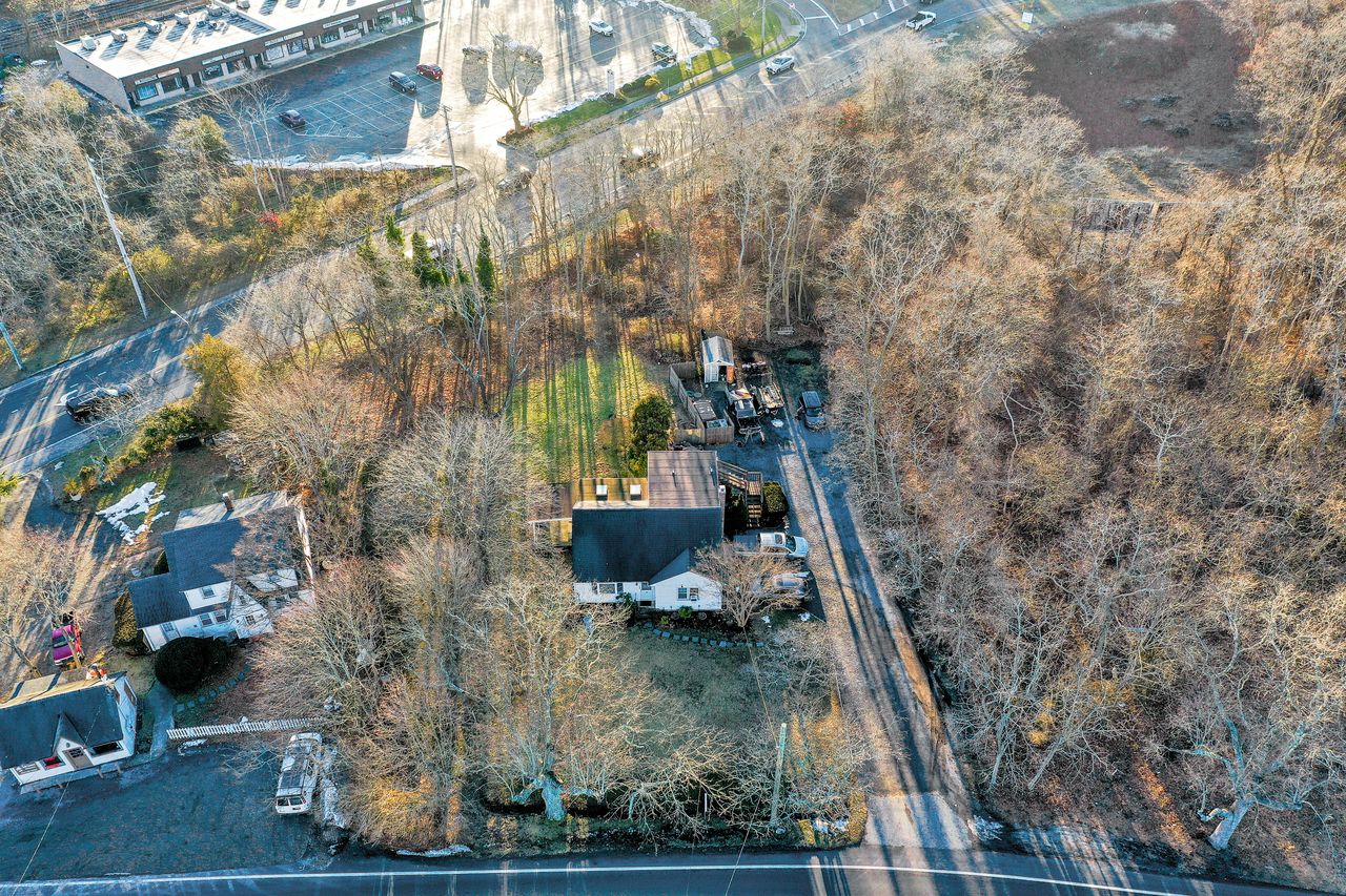 Eastport, New York, 11941, United States, 3 Bedrooms Bedrooms, ,3 BathroomsBathrooms,Residential,For Sale,2008841