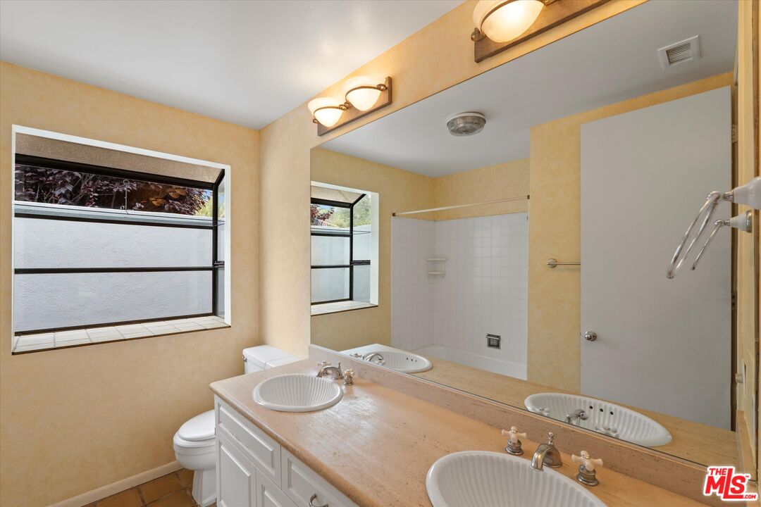 Malibu, California, 90265, United States, 4 Bedrooms Bedrooms, ,3 BathroomsBathrooms,Residential,For Sale,1859760
