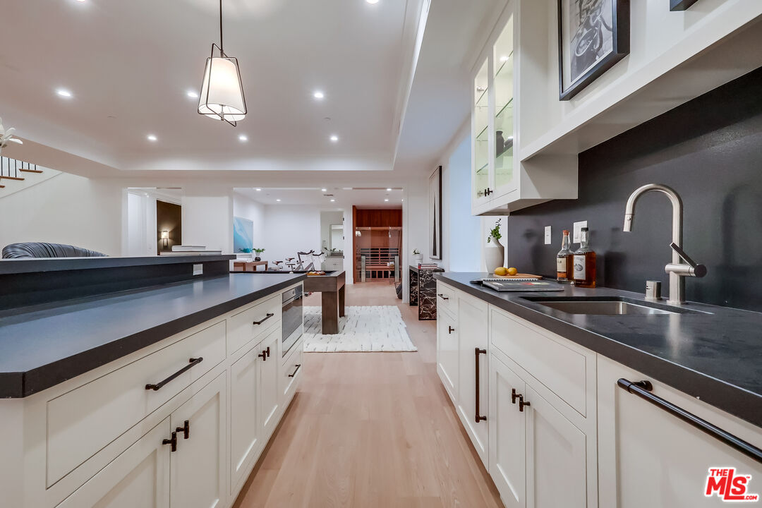 Los Angeles, California, 90049, United States, 7 Bedrooms Bedrooms, ,4 BathroomsBathrooms,Residential,For Sale,1912461