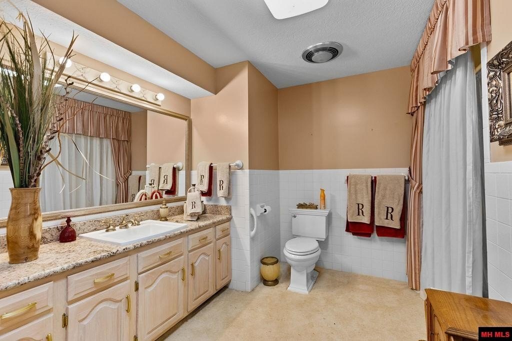 Mountain Home, Arkansas, 72653, United States, 3 Bedrooms Bedrooms, ,4 BathroomsBathrooms,Residential,For Sale,2036578