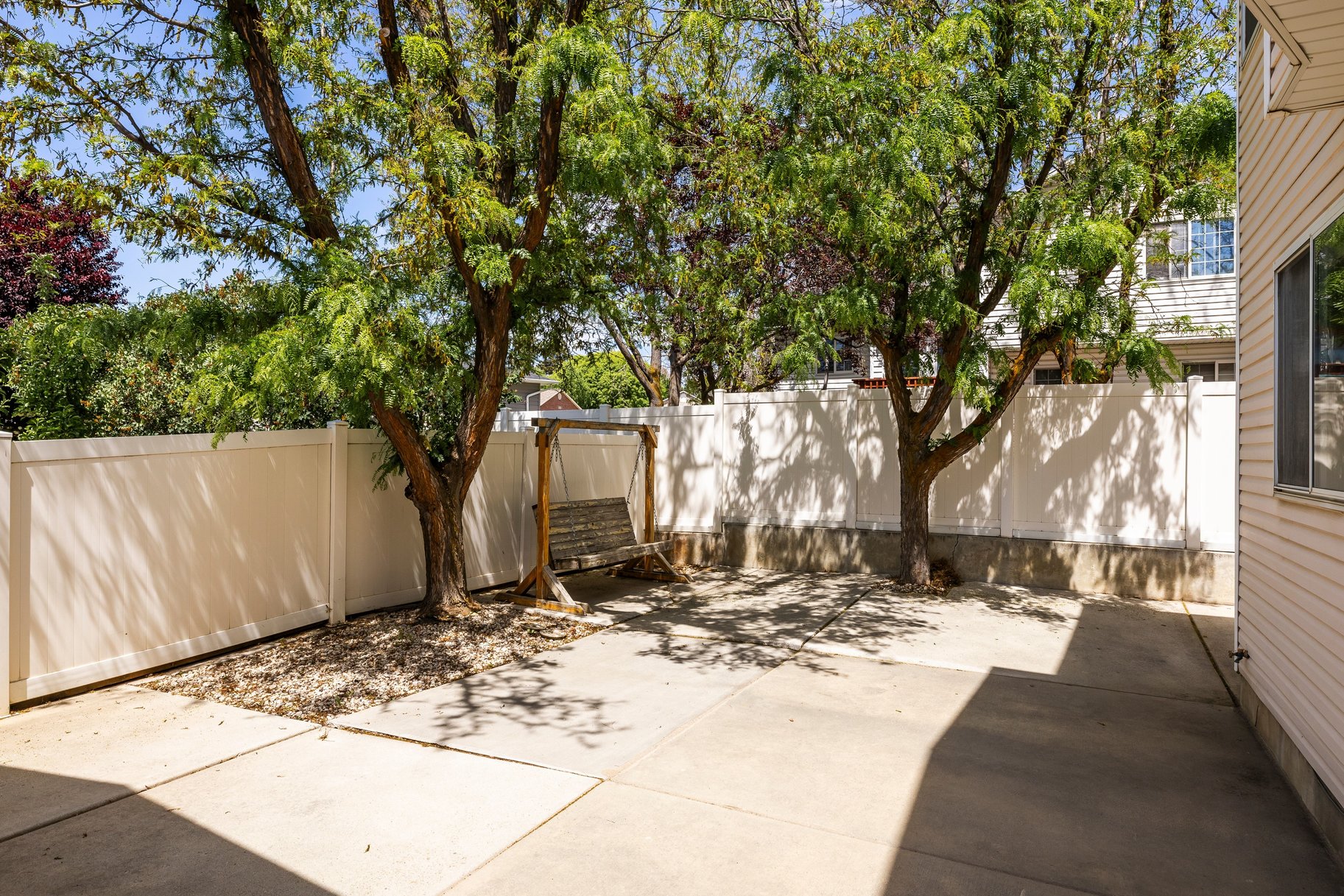  5 Bedroom, 3 Bath Home With One Of North Ogdens Best Porch Views - 物件實景