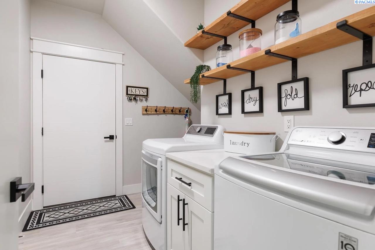 Kennewick, Washington, 99336, United States, 7 Bedrooms Bedrooms, ,7 BathroomsBathrooms,Residential,For Sale,1983847