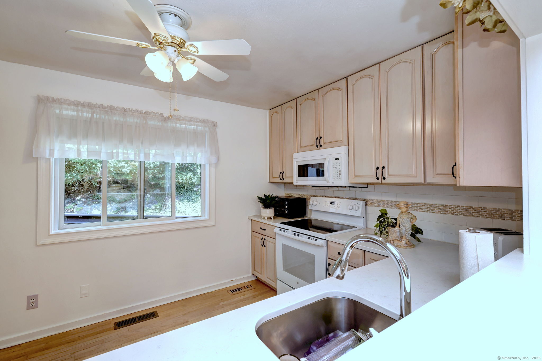 Stratford, Connecticut, 06614, United States, 1 Bedroom Bedrooms, ,3 BathroomsBathrooms,Residential,For Sale,1954891