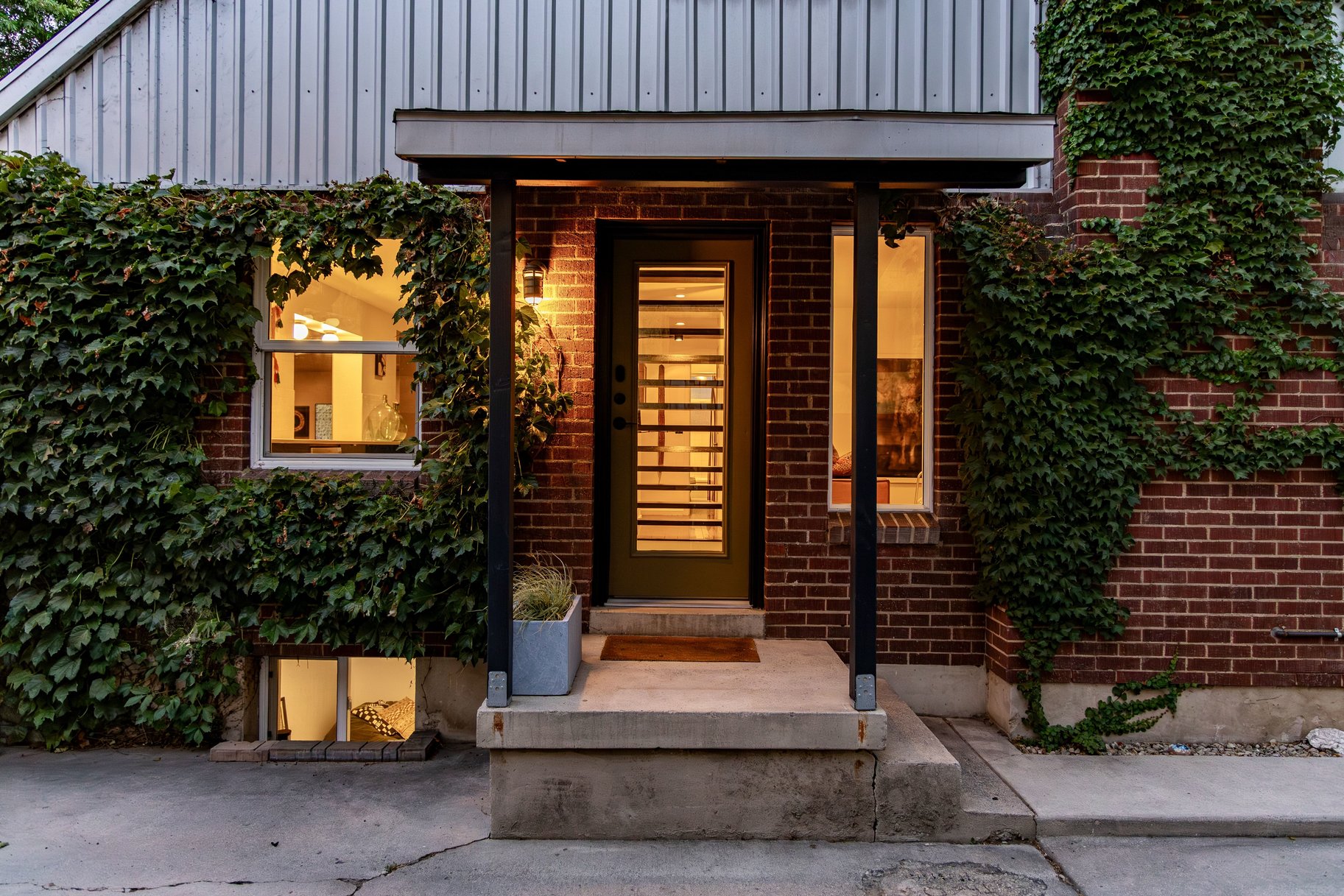  Spacious Millcreek Bungalow with Expansive Backyard & 2-Car Garage - 物件實景