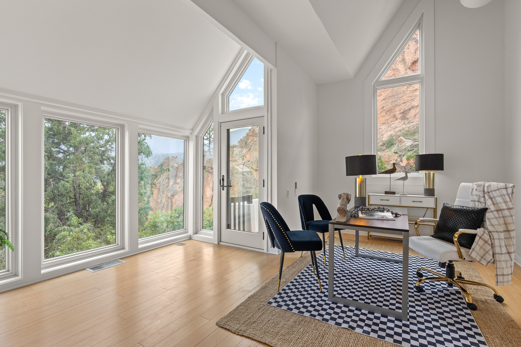  Set against the red rocks of Perry Park with a bold white stucco exterior - 物件實景