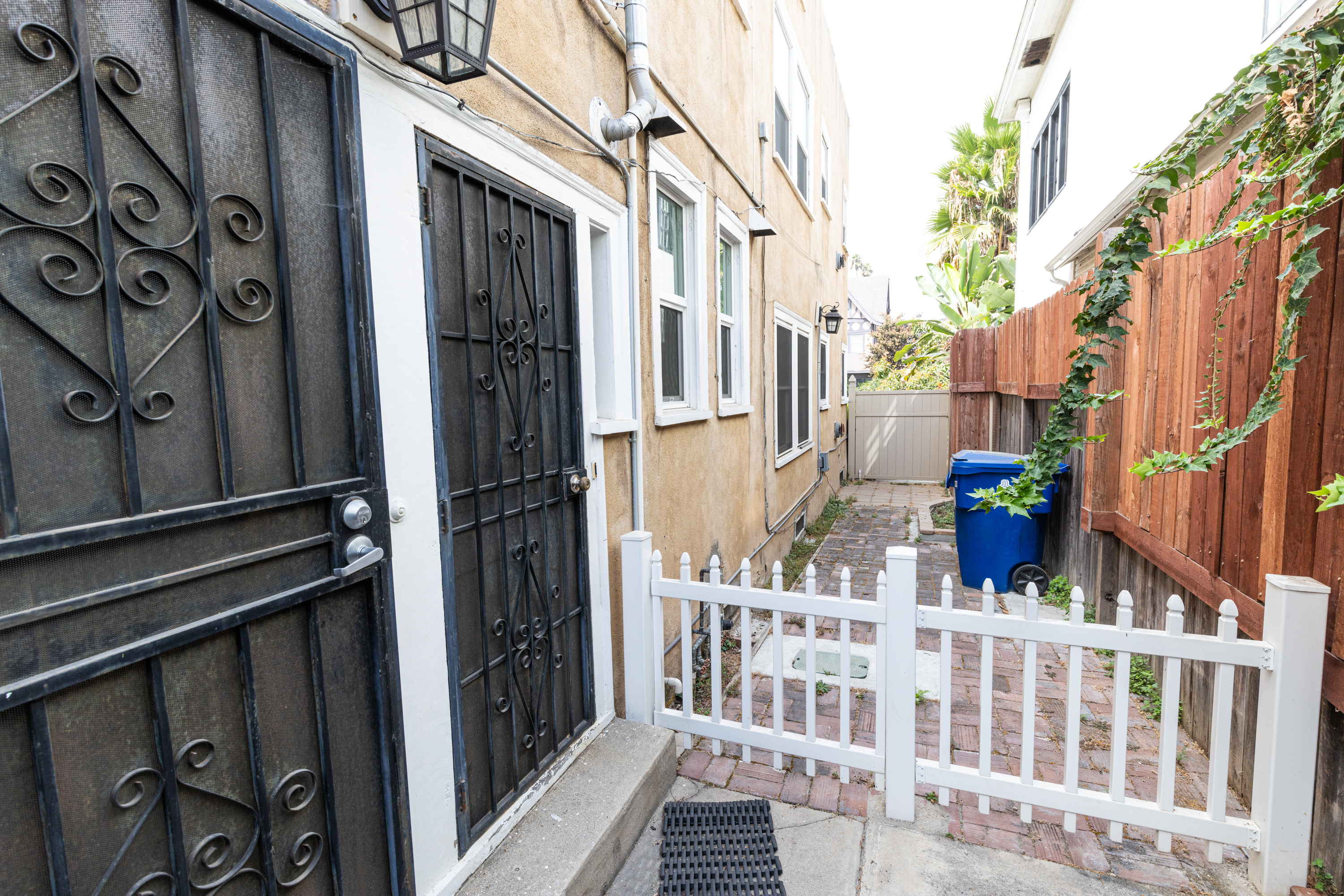 Los Angeles, California, 90019, United States, 8 Bedrooms Bedrooms, ,4 BathroomsBathrooms,Residential,For Sale,1974738