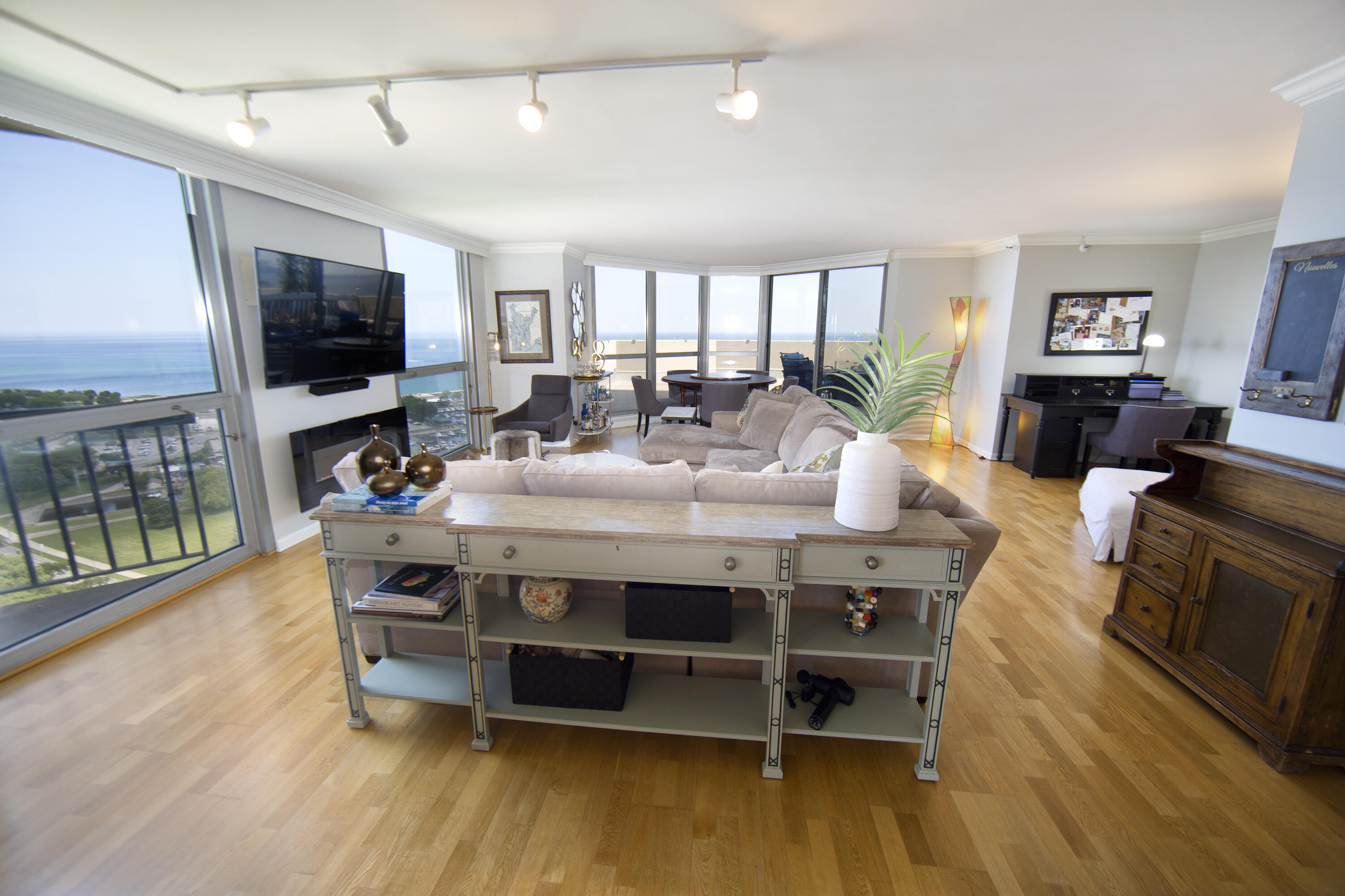 Milwaukee, Wisconsin, 53202, United States, 2 Bedrooms Bedrooms, ,3 BathroomsBathrooms,Residential,For Sale,1992022