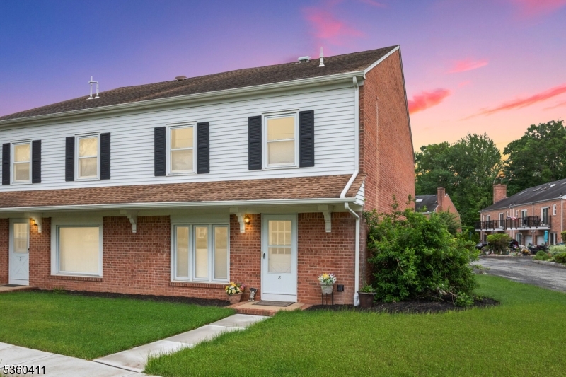 Scotch Plains Twp., New Jersey, 07076, United States, 2 Bedrooms Bedrooms, ,3 BathroomsBathrooms,Residential,For Sale,1999583