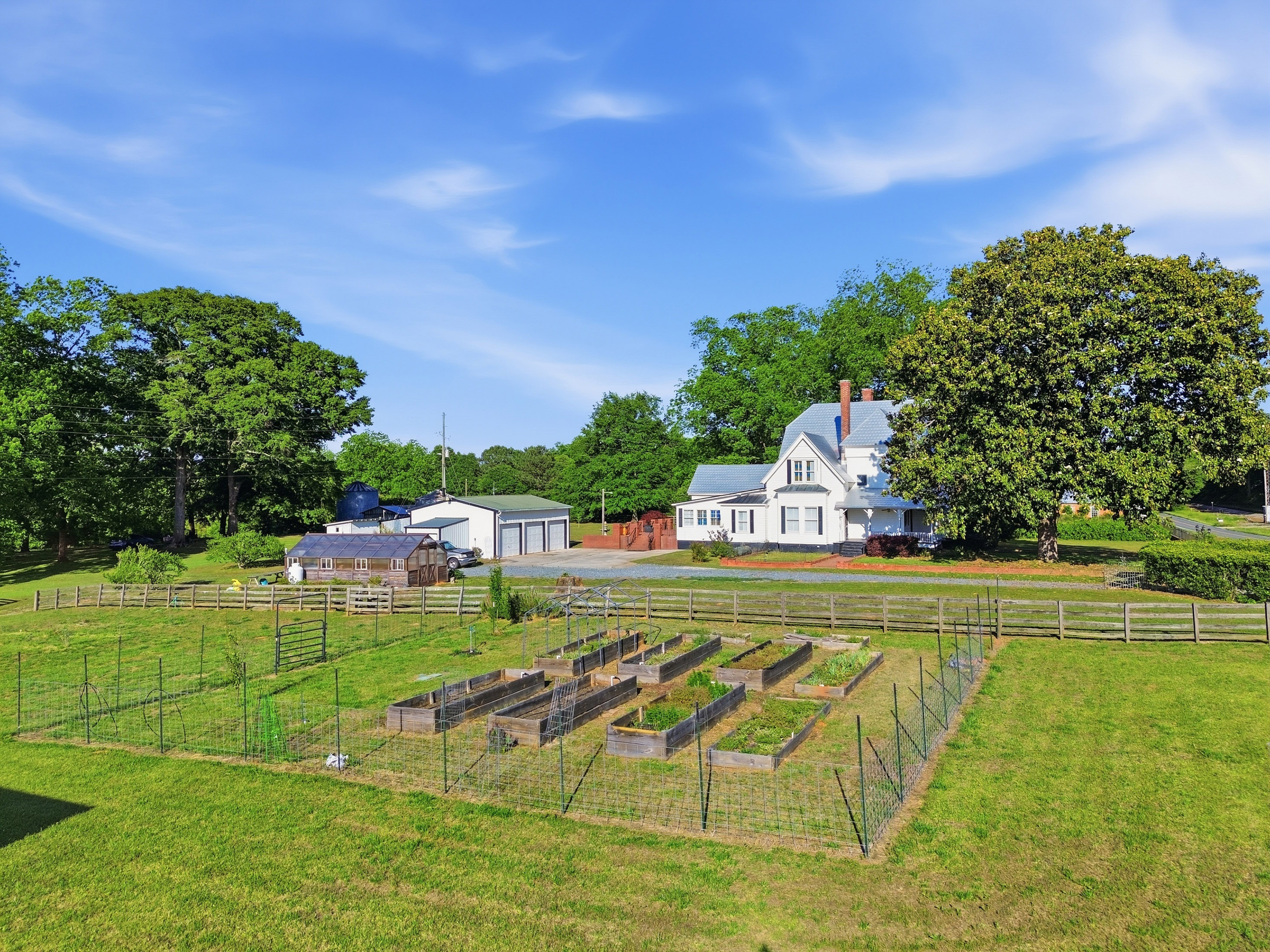  Beautifully Updated Farmhouse, Perfectly Situated on Five Acres - 物件實景