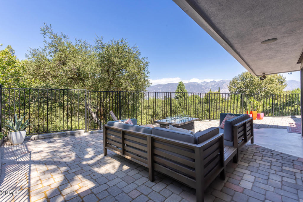 La Canada Flintridge, California, 91011, United States, 3 Bedrooms Bedrooms, ,3 BathroomsBathrooms,Residential,For Sale,1941612