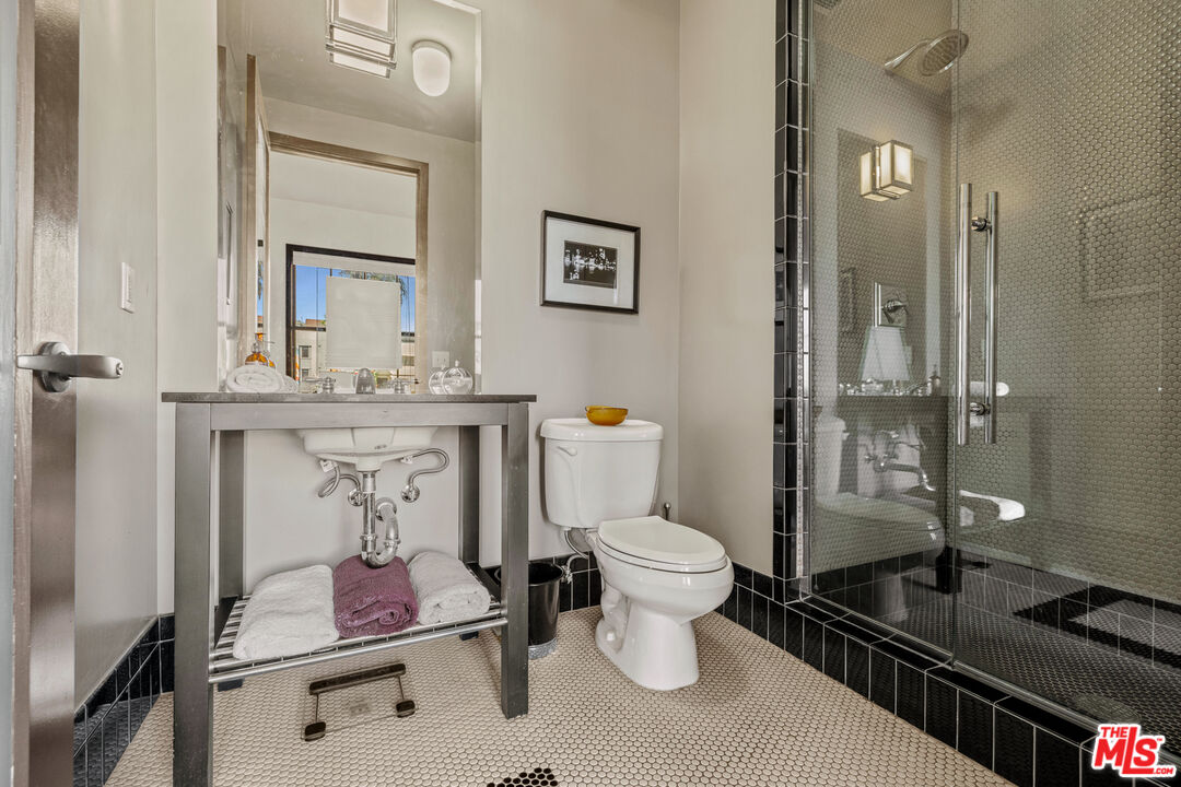 Los Angeles, California, 90028, United States, 2 Bedrooms Bedrooms, ,2 BathroomsBathrooms,Residential,For Sale,1827936