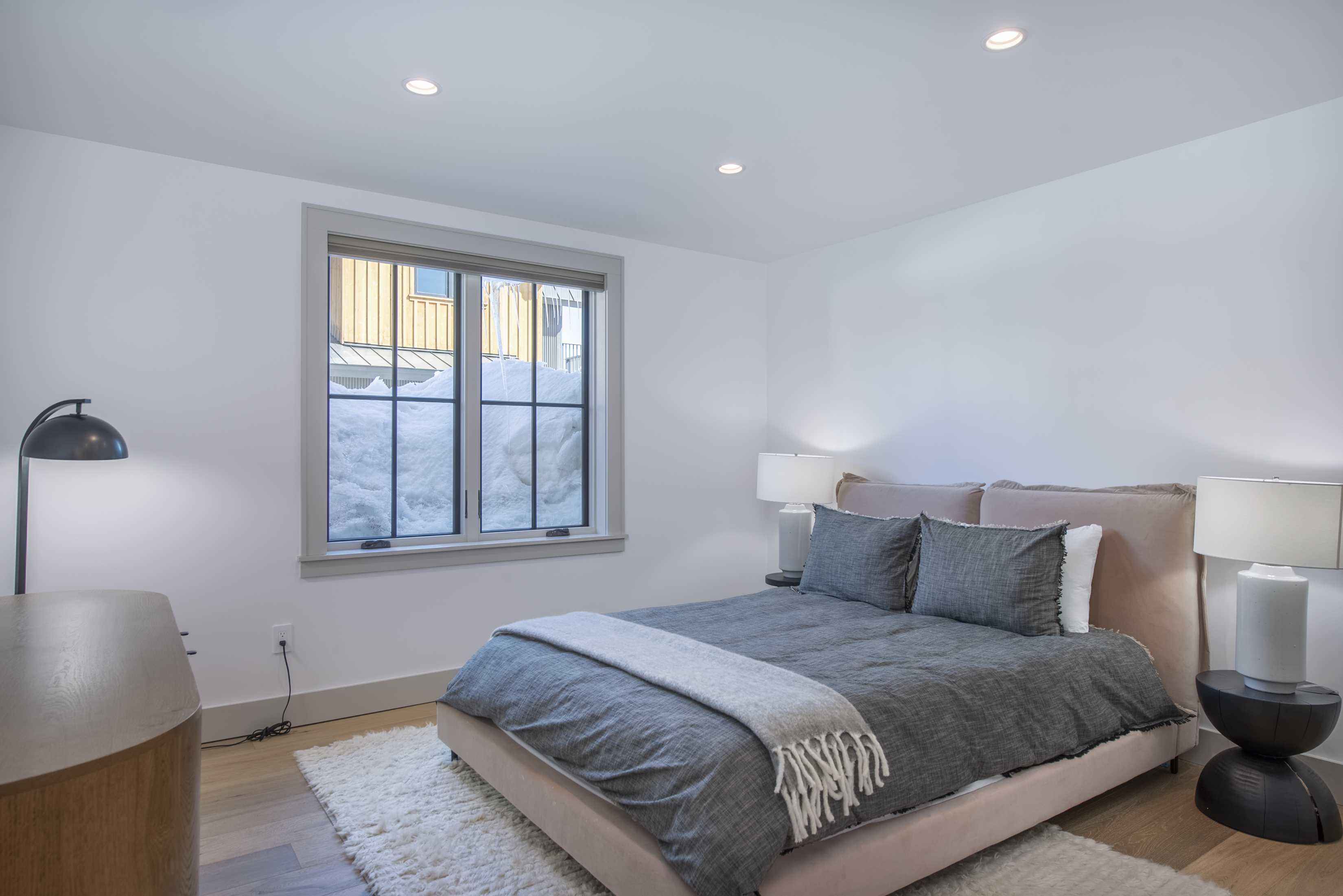  Big And Beautiful In The Desirable And Peaceful East End Of Town - 物件實景