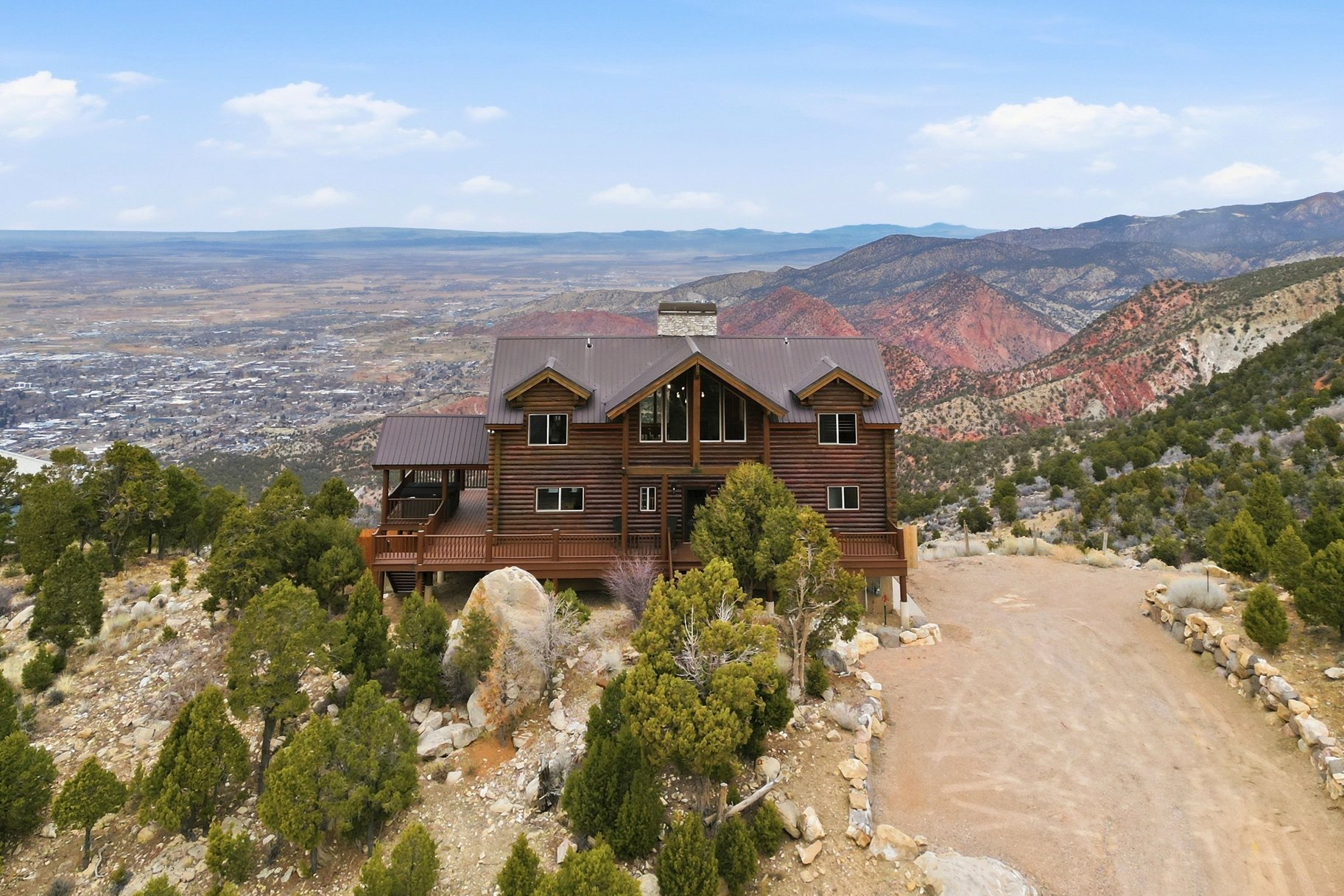  Renovated Log Cabin in Cedar Highlands with Wraparound Deck & Mountain Views - 物件實景