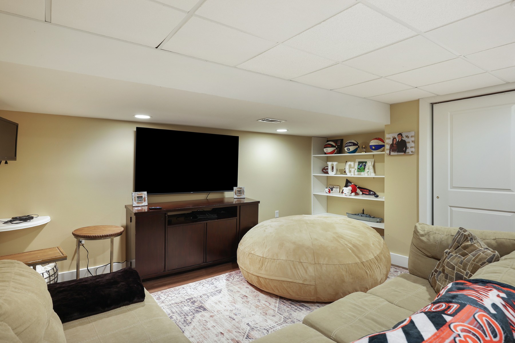  Inviting Ranch Home Offers Exceptional Indoor-Outdoor Entertainment Spaces - 物件實景