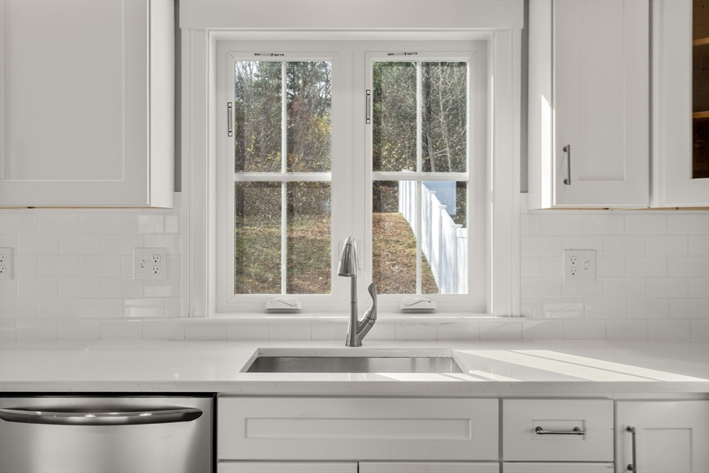 Mendon, Massachusetts, 01756, United States, 3 Bedrooms Bedrooms, ,3 BathroomsBathrooms,Residential,For Sale,1996040