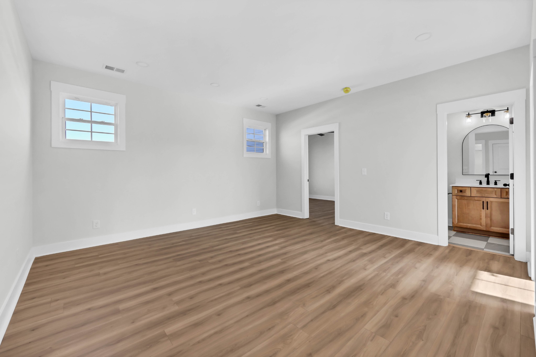 Clarksville, Tennessee, 37043, United States, 4 Bedrooms Bedrooms, ,4 BathroomsBathrooms,Residential,For Sale,2005761