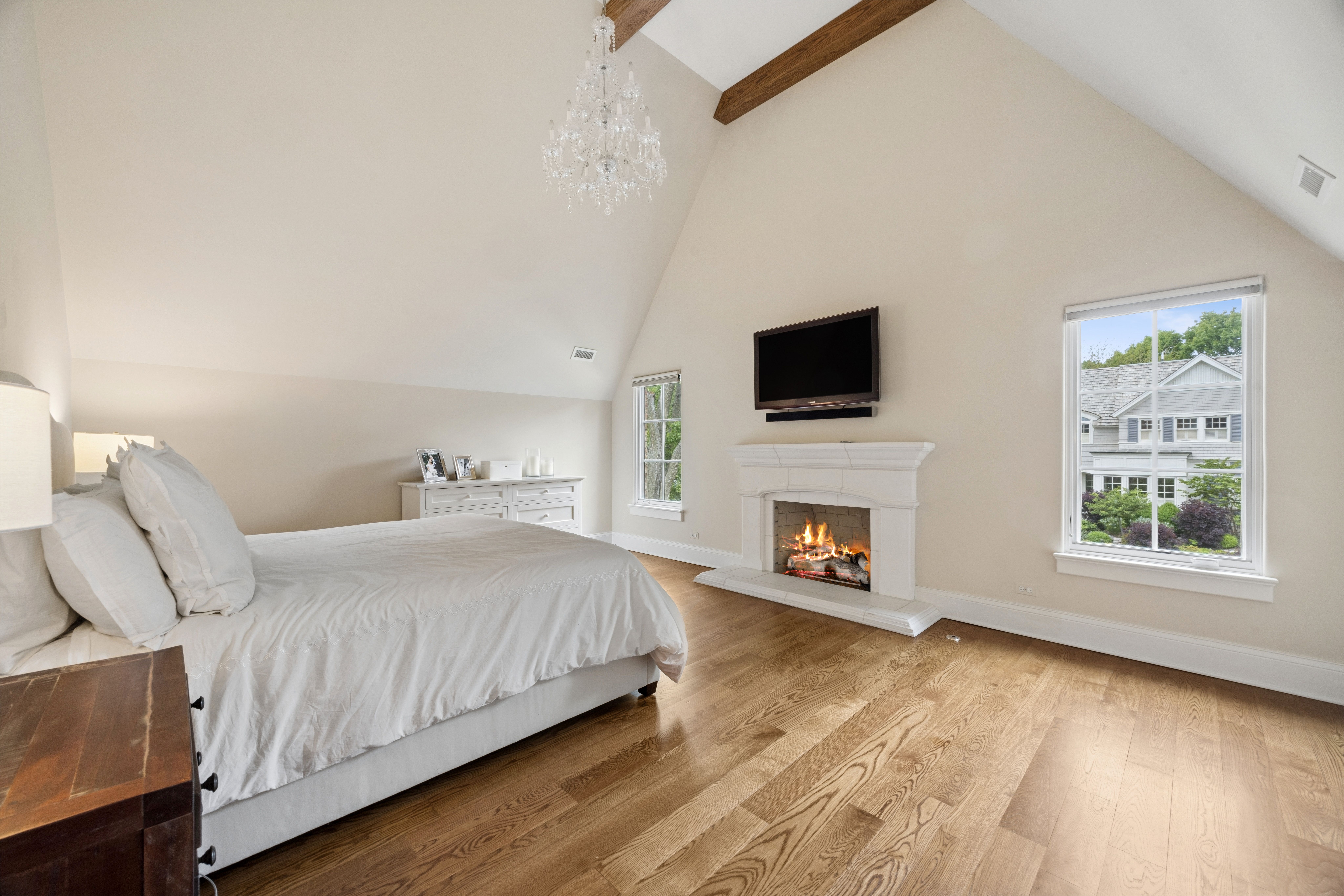  Timeless Architectural Detail with Warm, Inviting Living Spaces - 物件實景