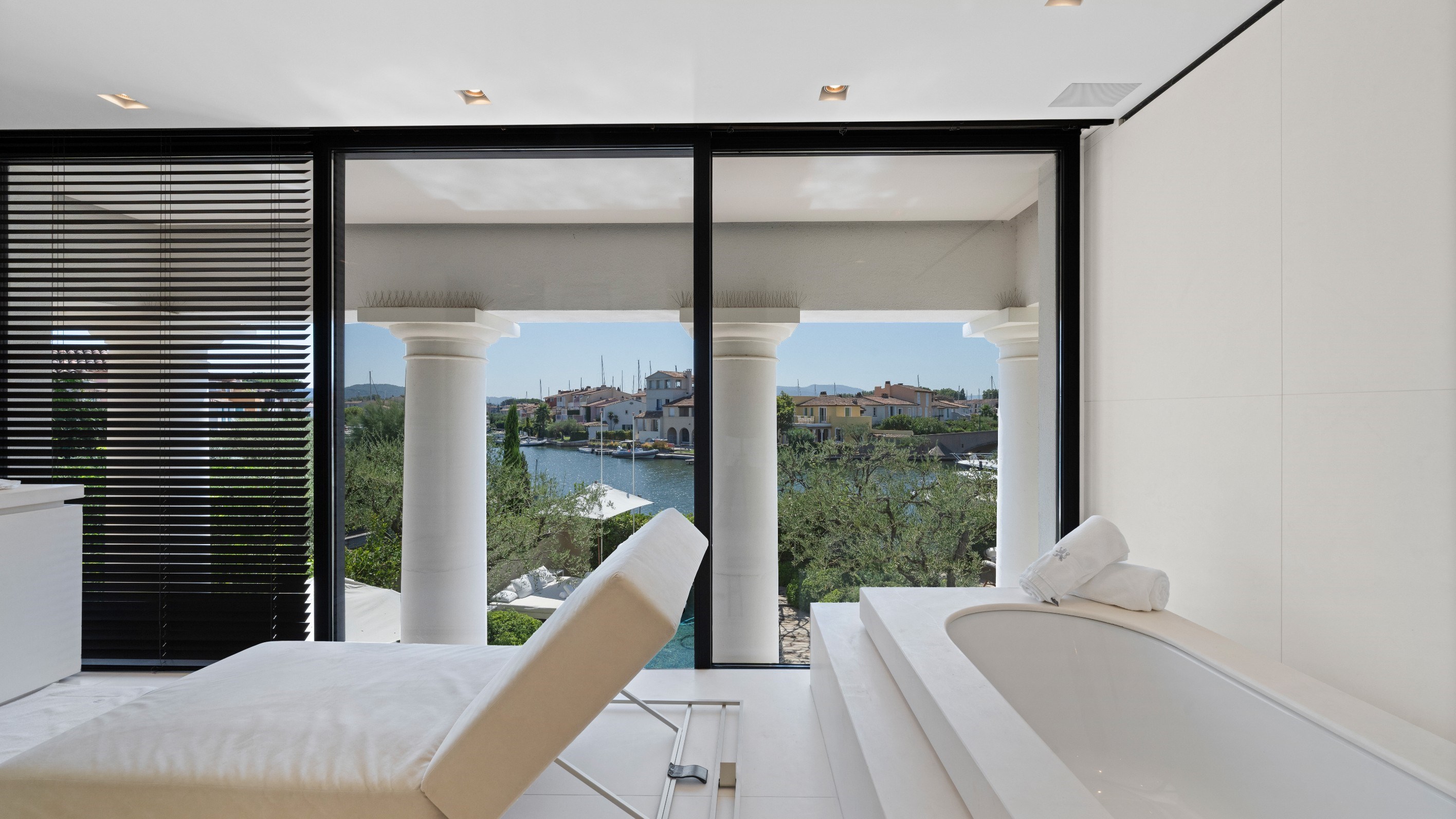  Port Grimaud, 538 sqm waterfront residence with pool and two private 24 metre m… - 物件實景