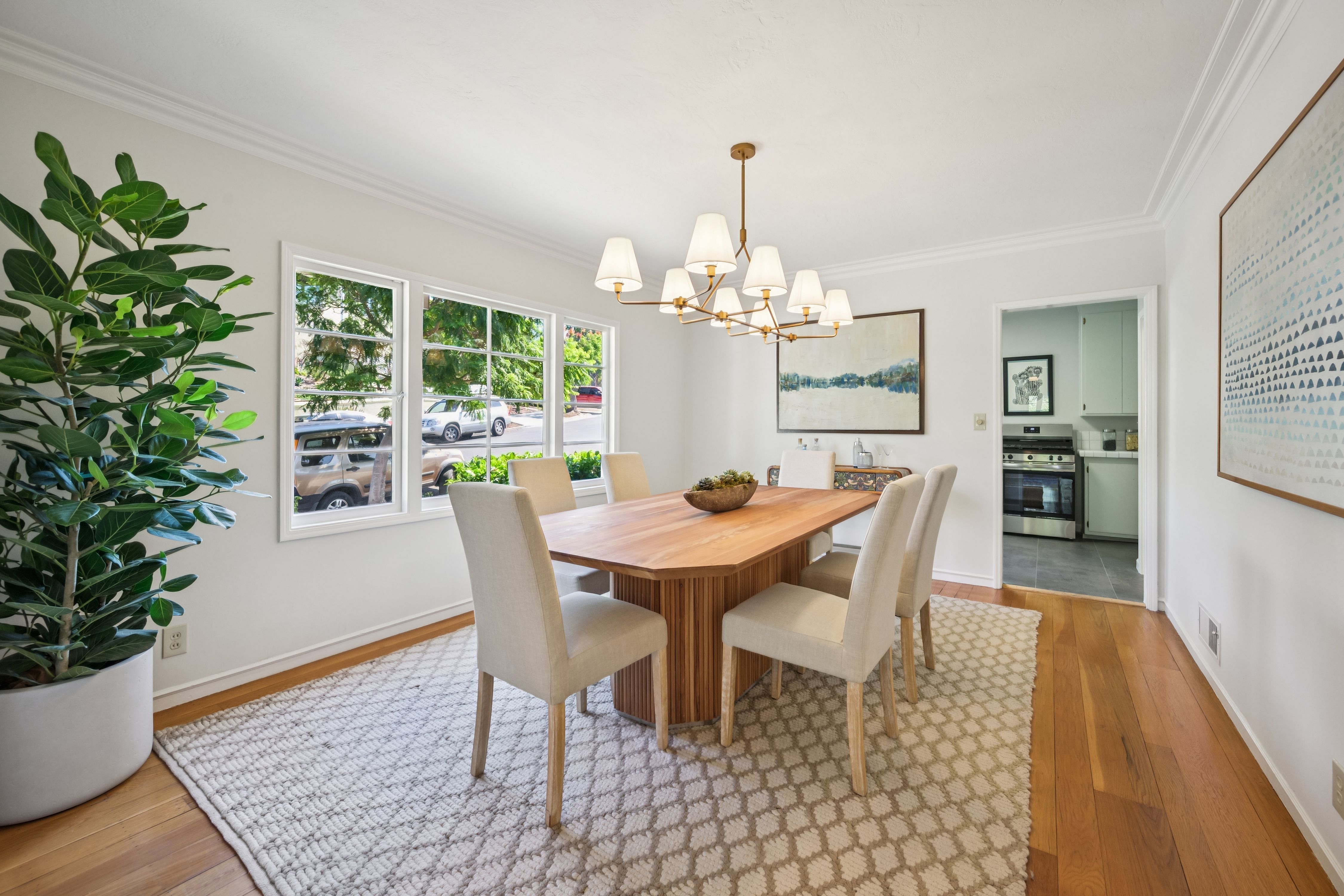 Spacious Corner-Lot Residence Offering Flexible Living Near Lake Merritt - 物件實景
