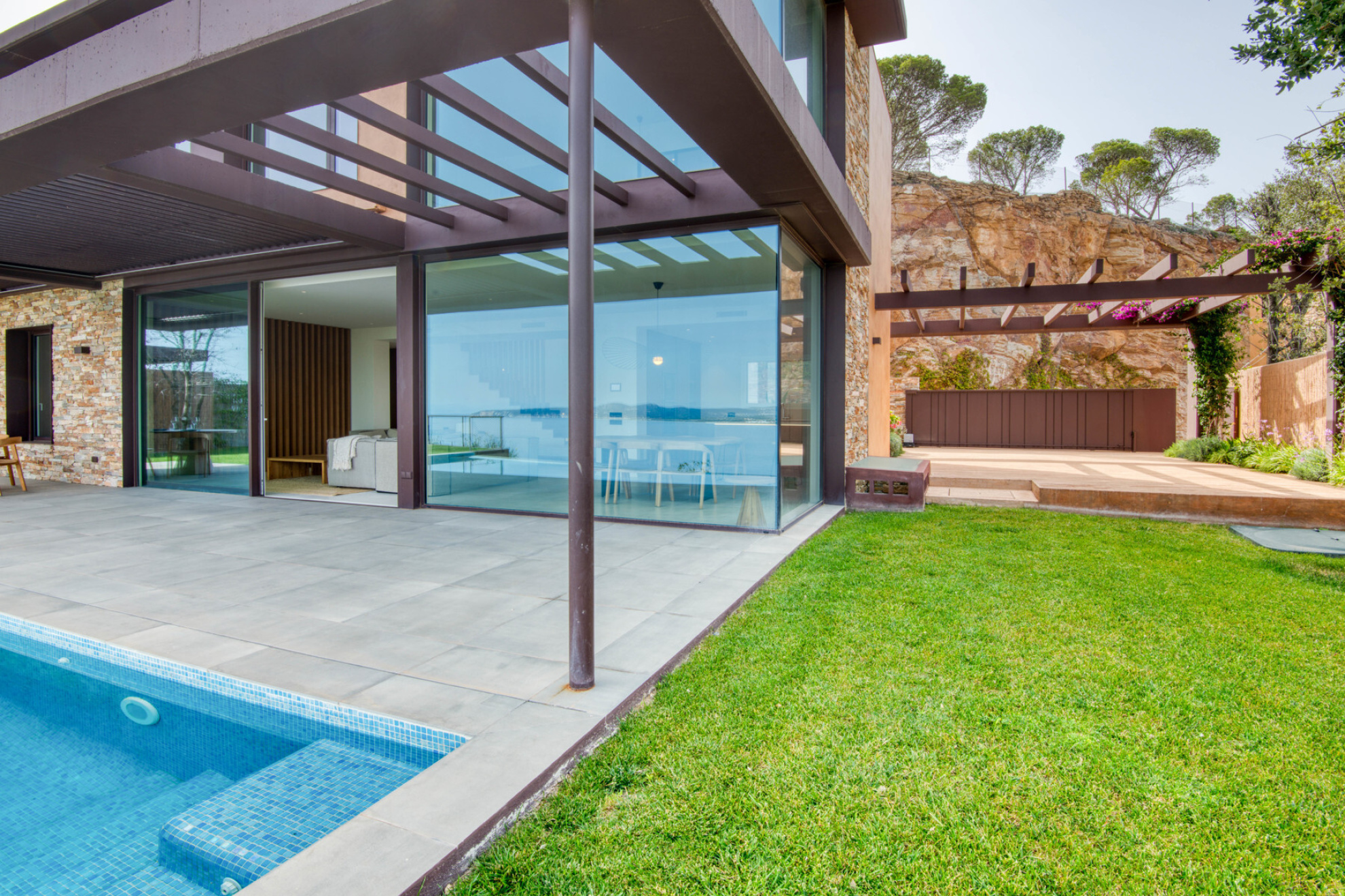  House with swimming pool and sea views in private urbanization in Sa Riera. - 物件實景