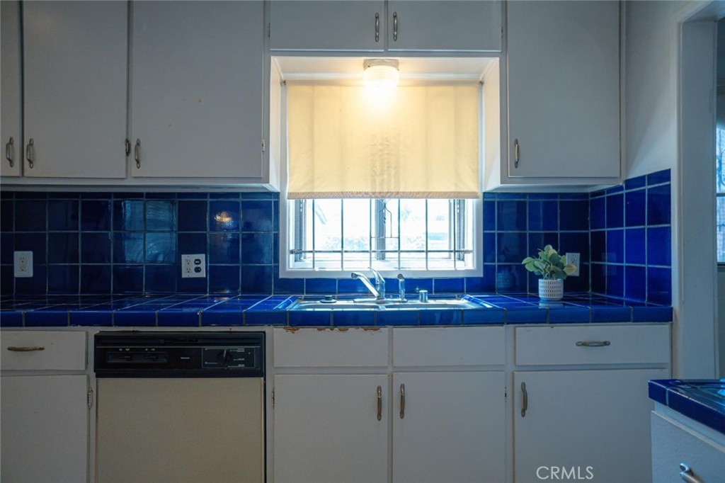 Los Angeles, California, 90043, United States, 2 Bedrooms Bedrooms, ,1 BathroomBathrooms,Residential,For Sale,1905561