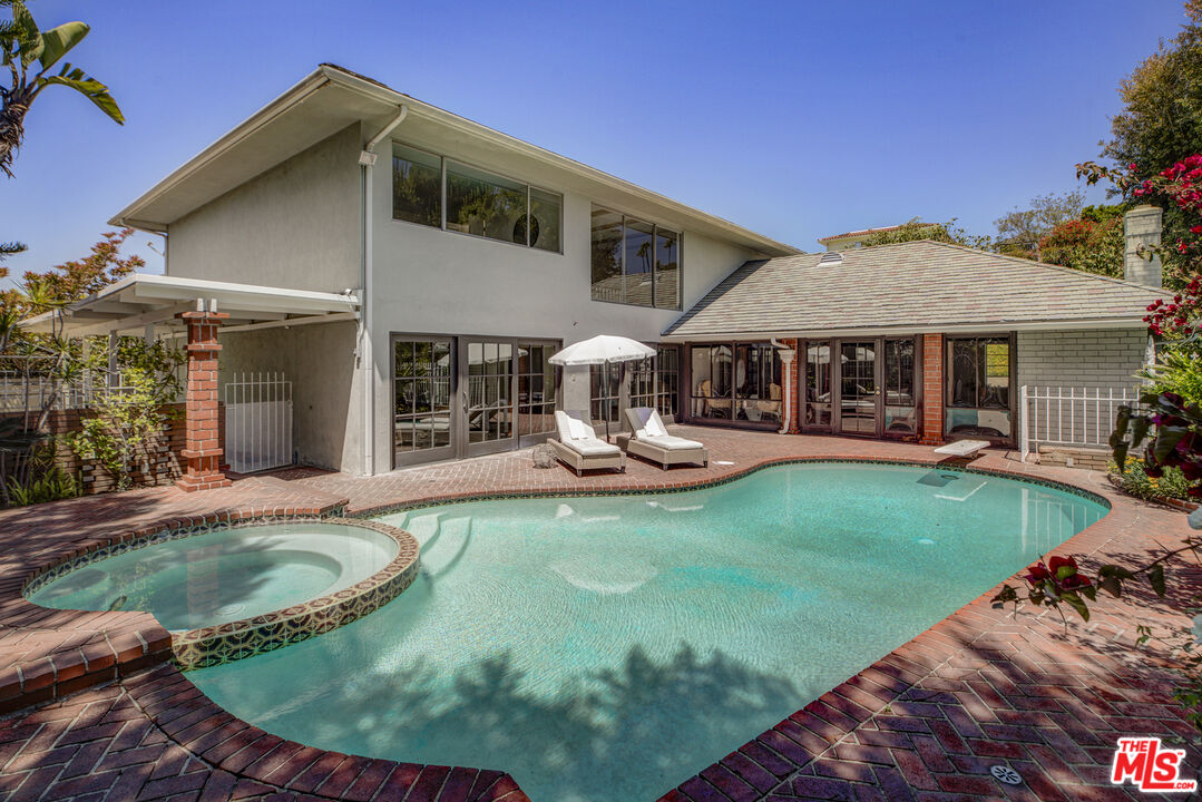 Los Angeles, California, 90027, United States, 4 Bedrooms Bedrooms, ,4 BathroomsBathrooms,Residential,For Sale,1918176