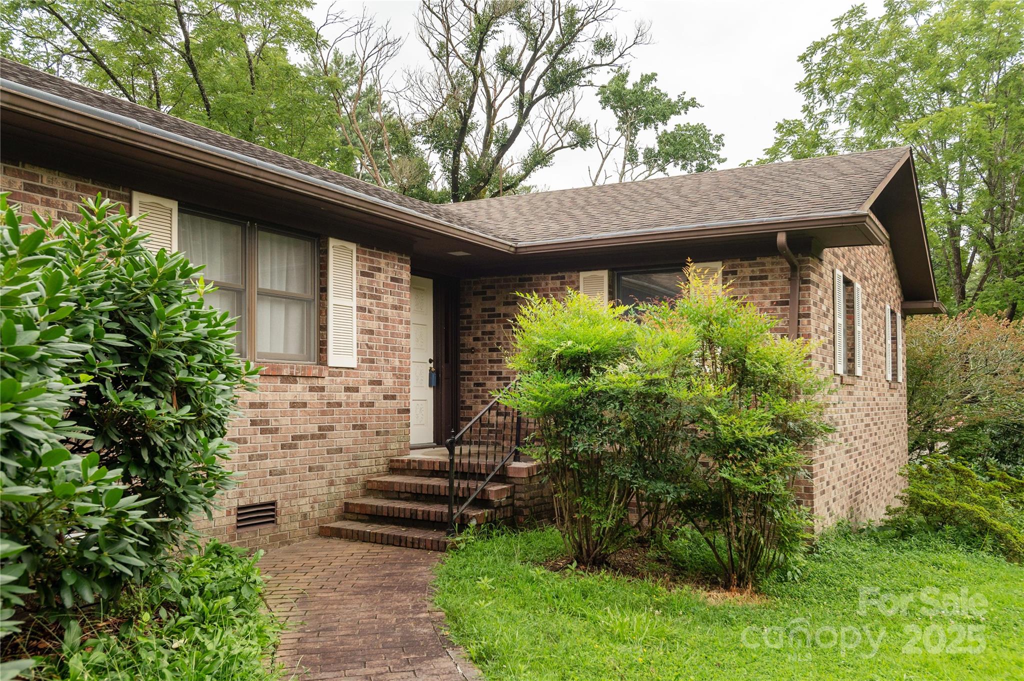 Hendersonville, North Carolina, 28791, United States, 3 Bedrooms Bedrooms, ,2 BathroomsBathrooms,Residential,For Sale,1976650