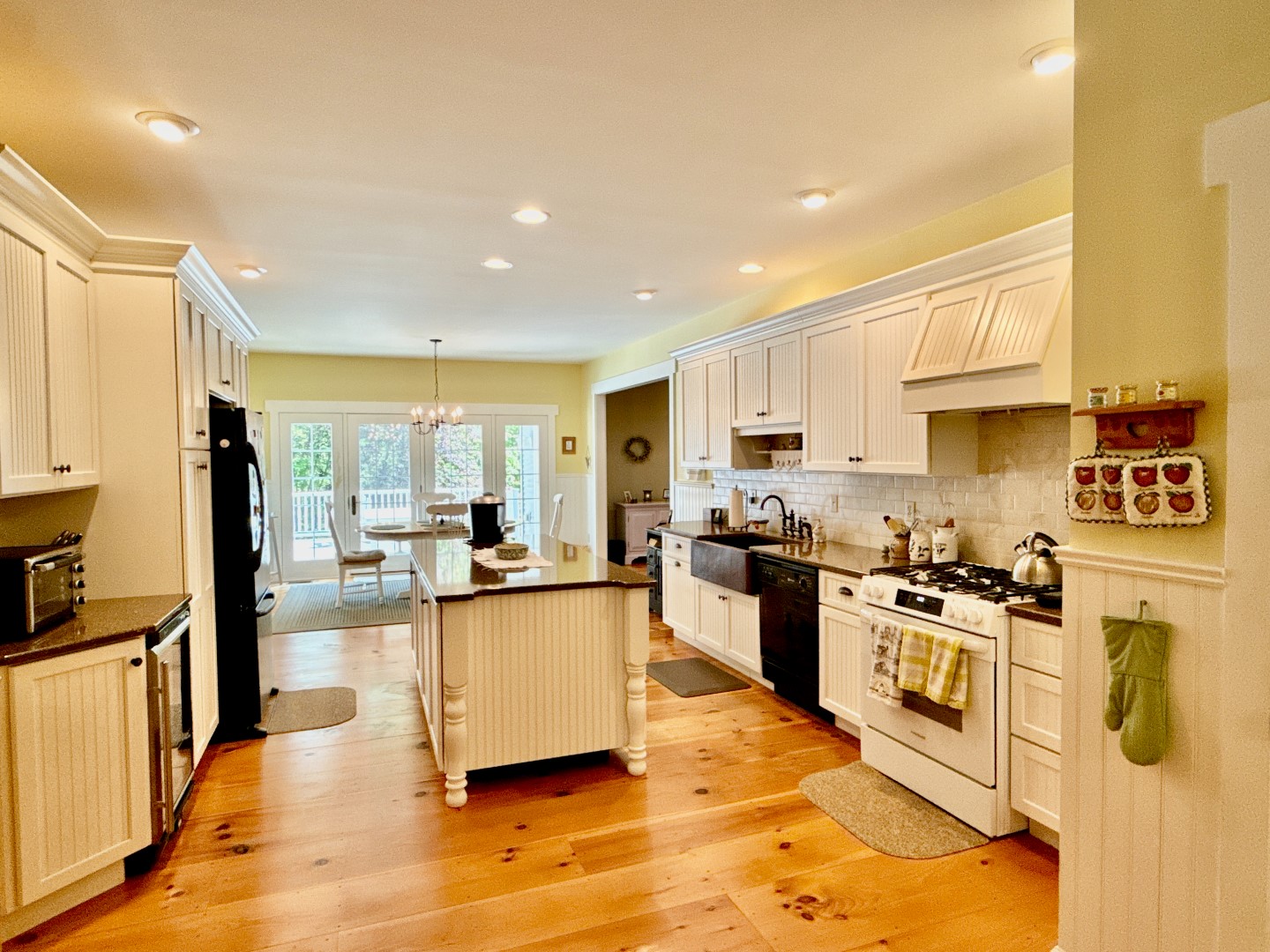 Hawley, Pennsylvania, 18428, United States, 3 Bedrooms Bedrooms, ,4 BathroomsBathrooms,Residential,For Sale,1846687