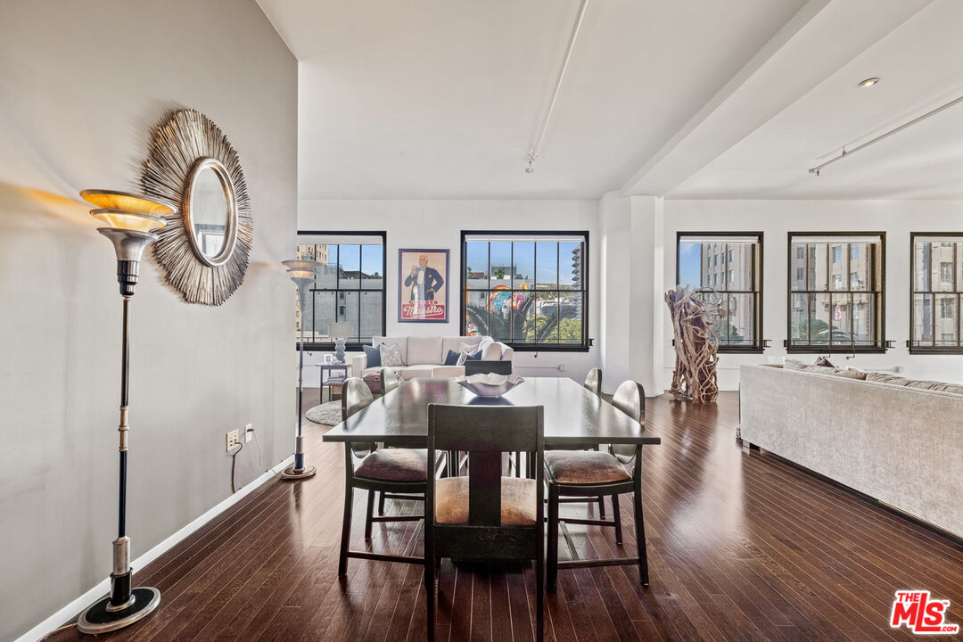 Los Angeles, California, 90028, United States, 2 Bedrooms Bedrooms, ,2 BathroomsBathrooms,Residential,For Sale,1827936