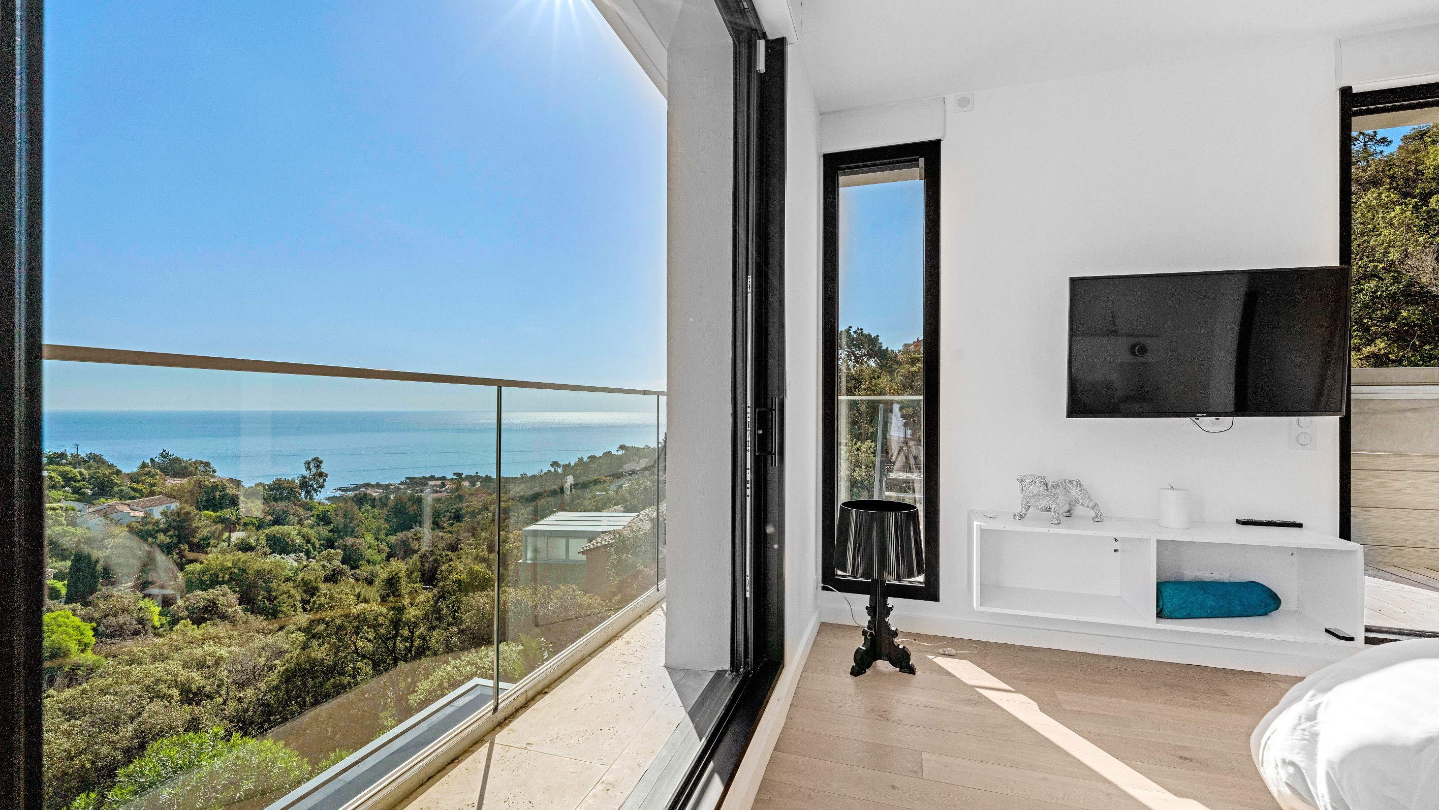  Les Issambres: contemporary villa with pool and sea view, sole agent - 物件實景