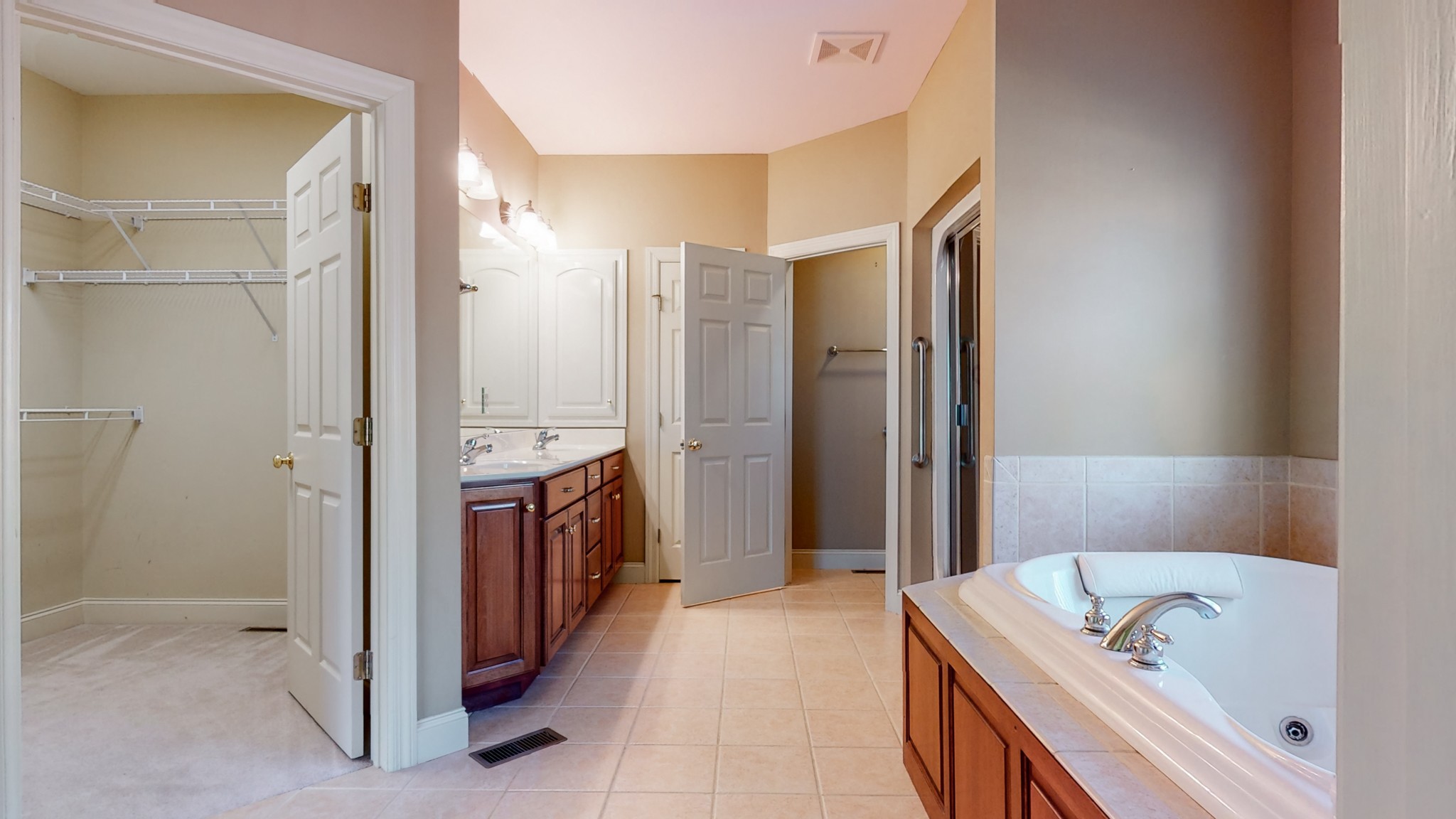 Tullahoma, Tennessee, 37388, United States, 6 Bedrooms Bedrooms, ,5 BathroomsBathrooms,Residential,For Sale,1978966