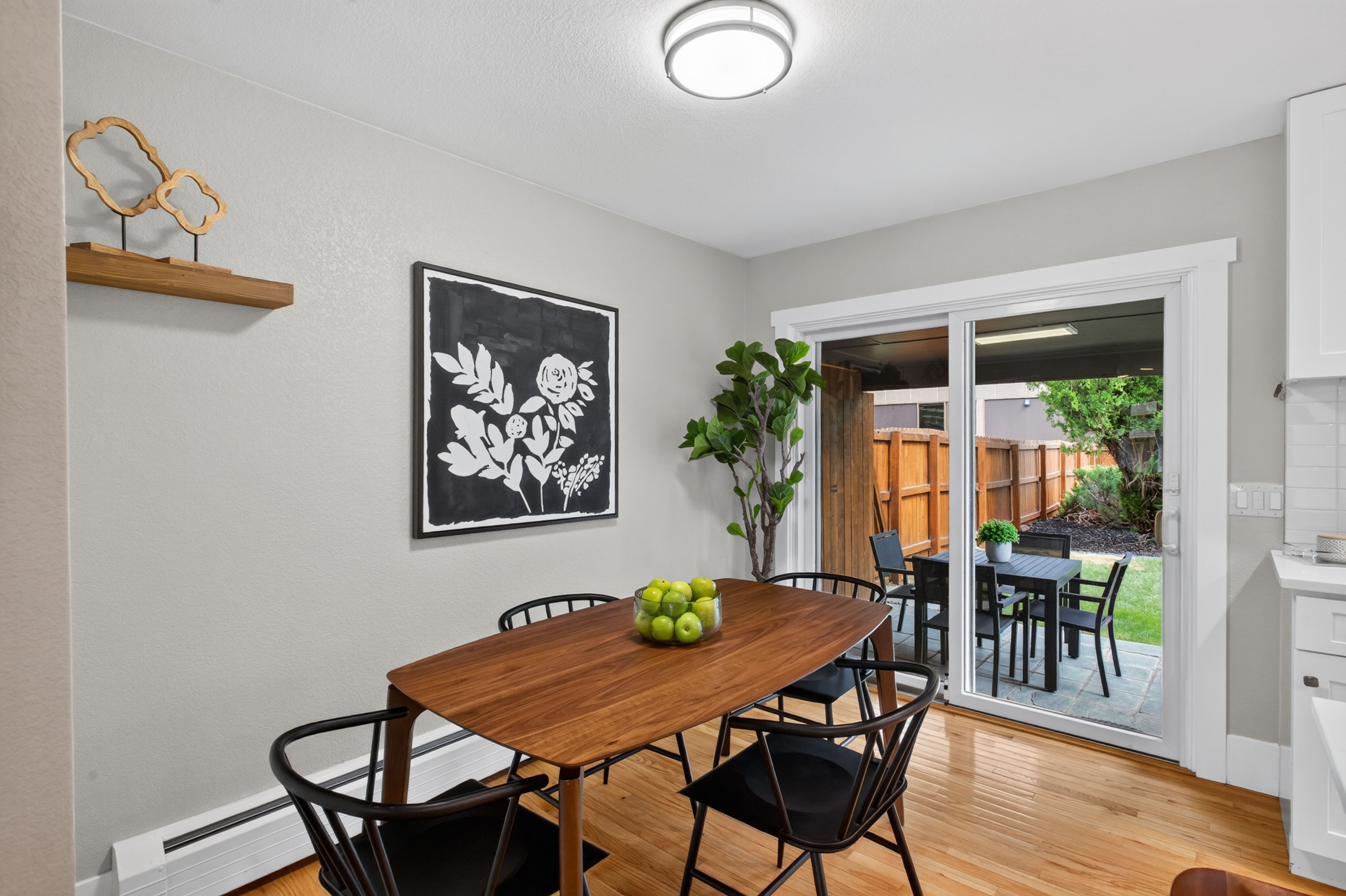  Updated, move-in ready home offers a bright, inviting floor plan - 物件實景