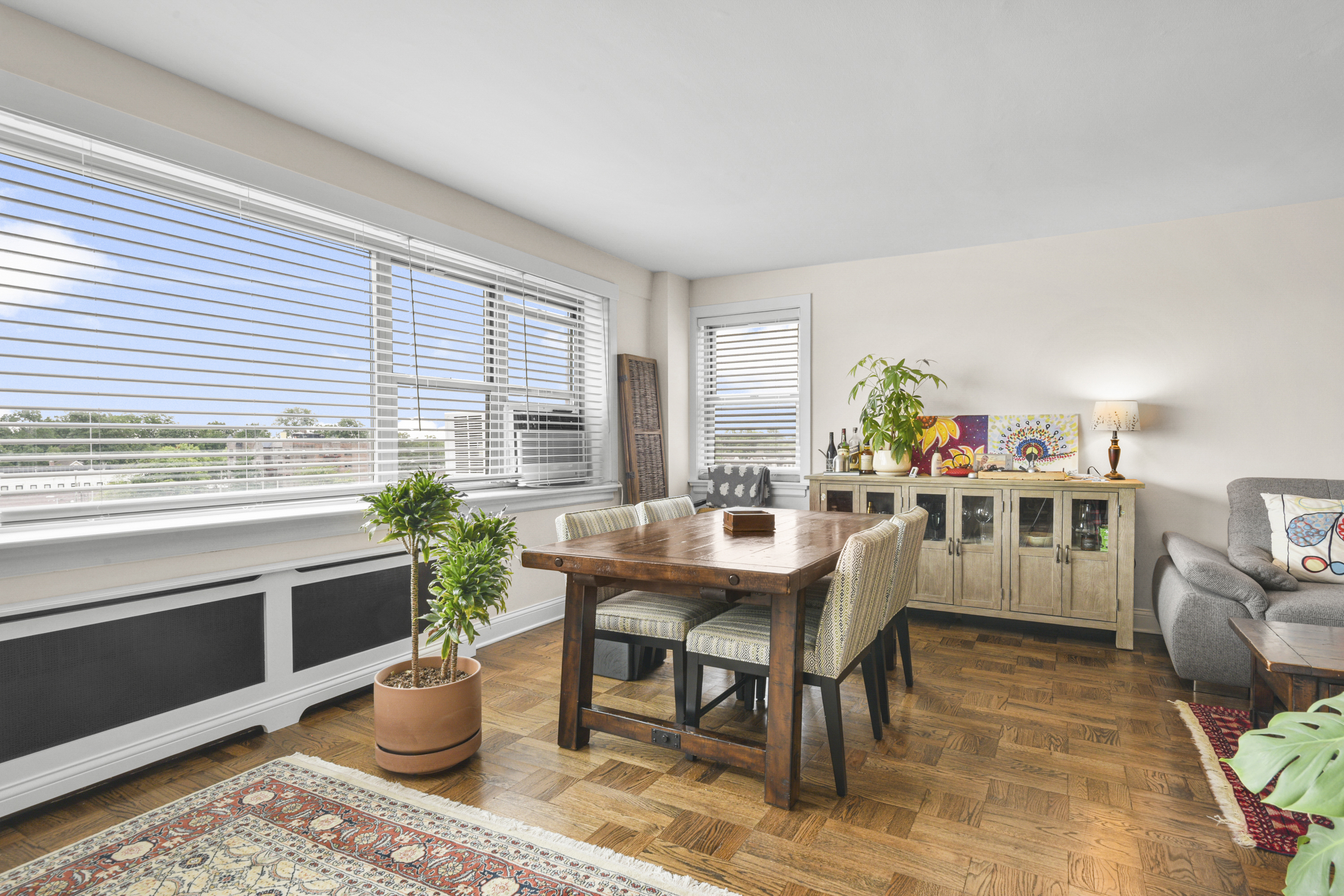  Oversized Larchmont Terrace Condo - 物件實景