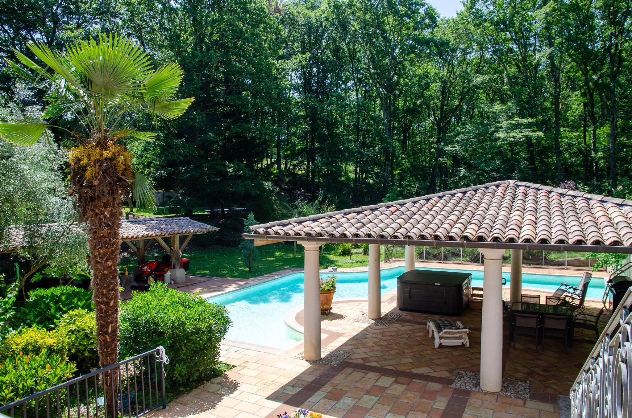  Superb property set in landscaped grounds near an 18-hole golf course. - 物件實景