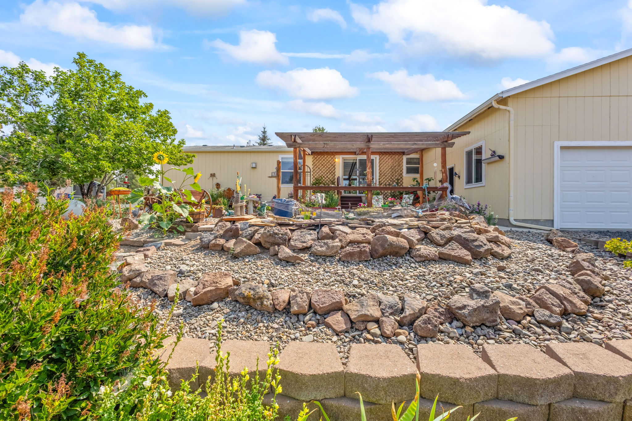 Prineville, Oregon, 97754, United States, 4 Bedrooms Bedrooms, ,2 BathroomsBathrooms,Residential,For Sale,1919985